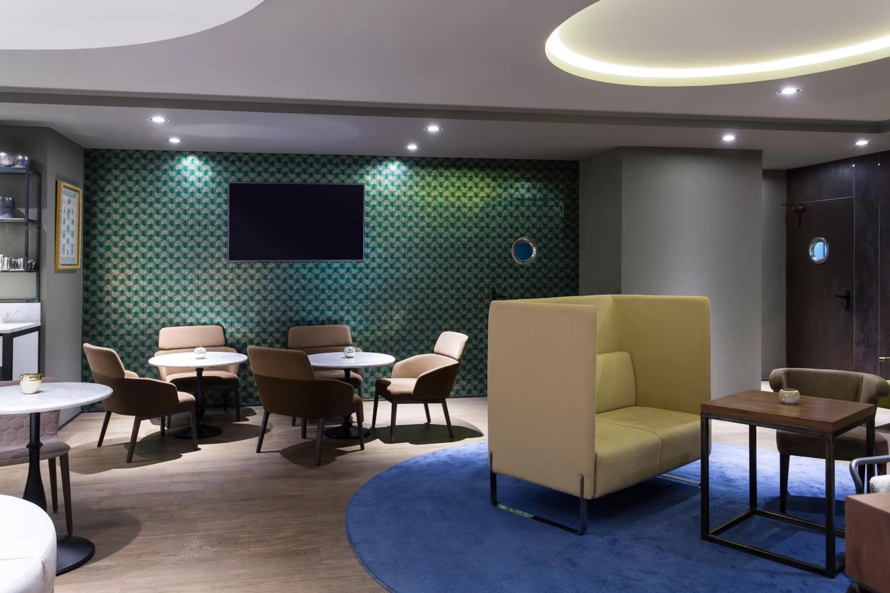 Communal lounge/ TV room in Mercure Madrid Centro