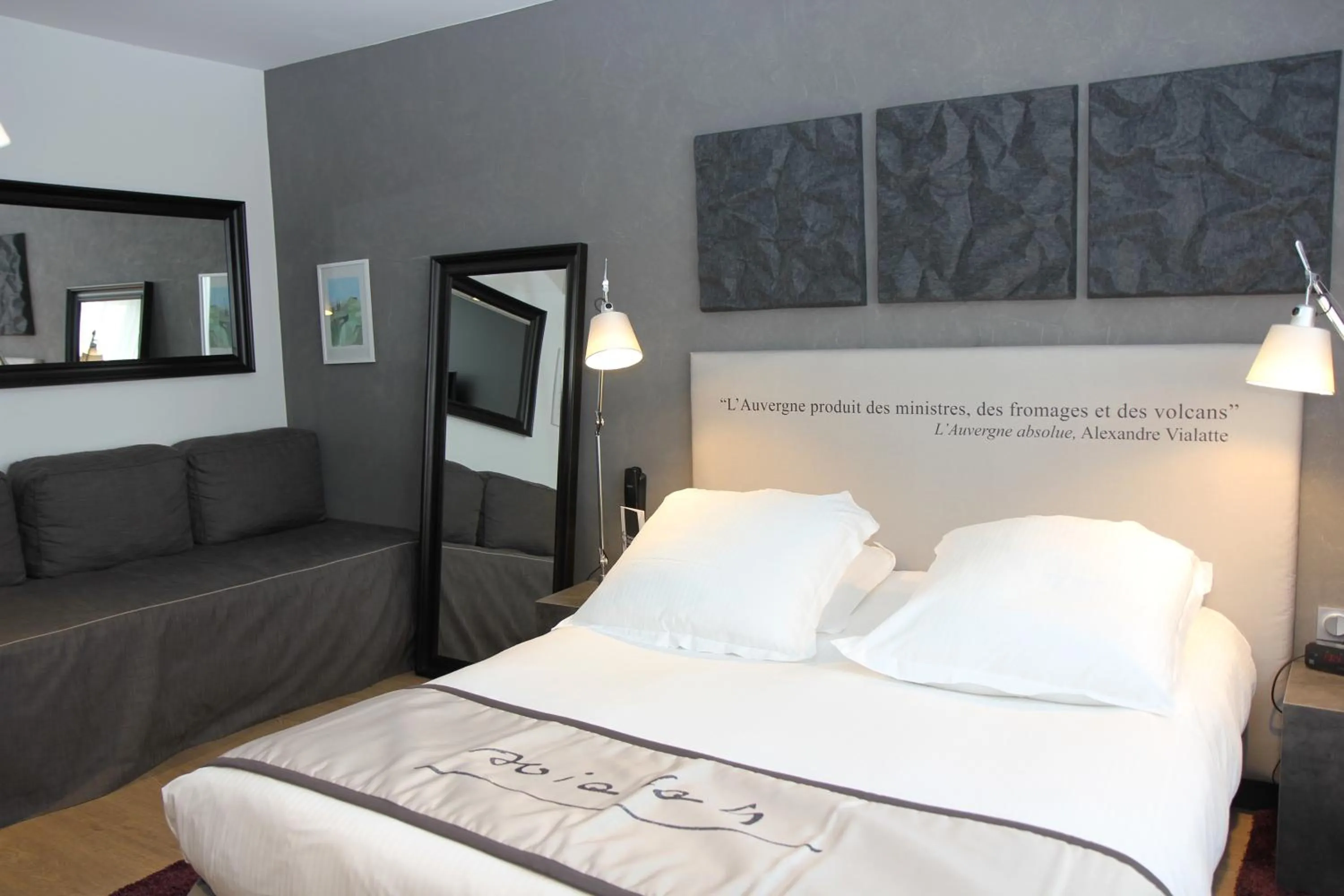 Photo of the whole room, Bed in Hotel Litteraire Alexandre Vialatte, BW Signature Collection