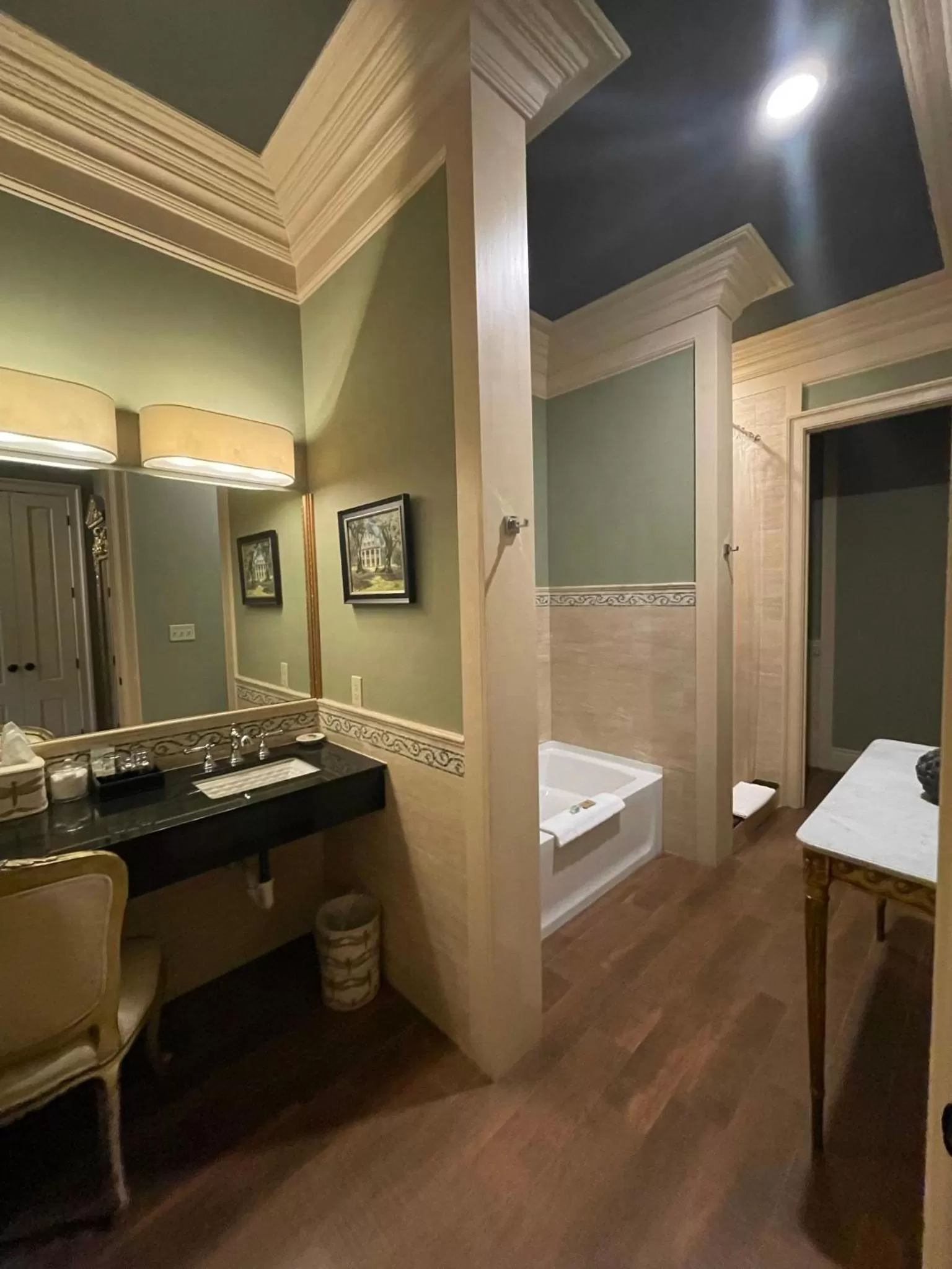 Bathroom, Bed in The Inn at Houmas House Estate