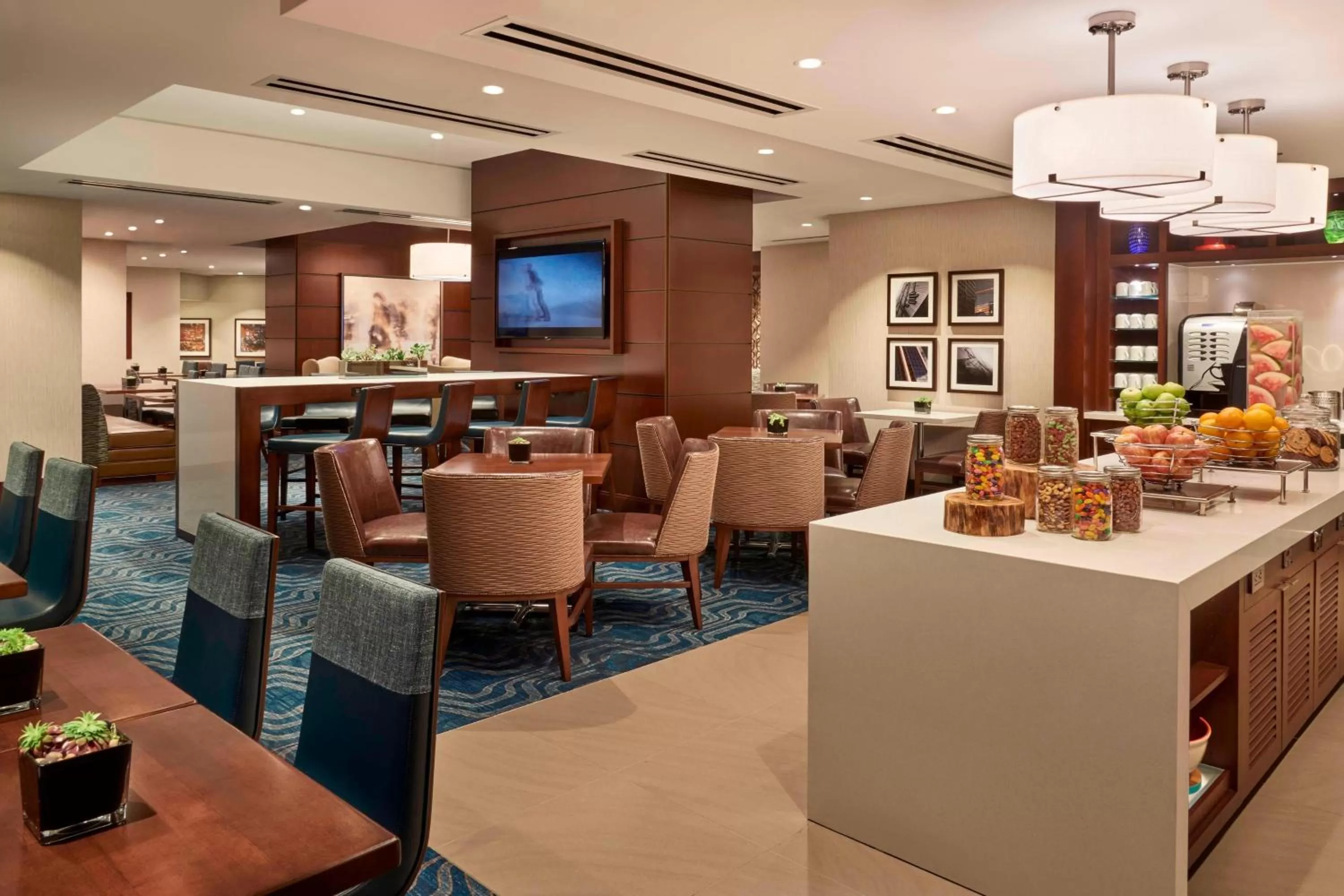 Lounge or bar in Marriott Downtown at CF Toronto Eaton Centre