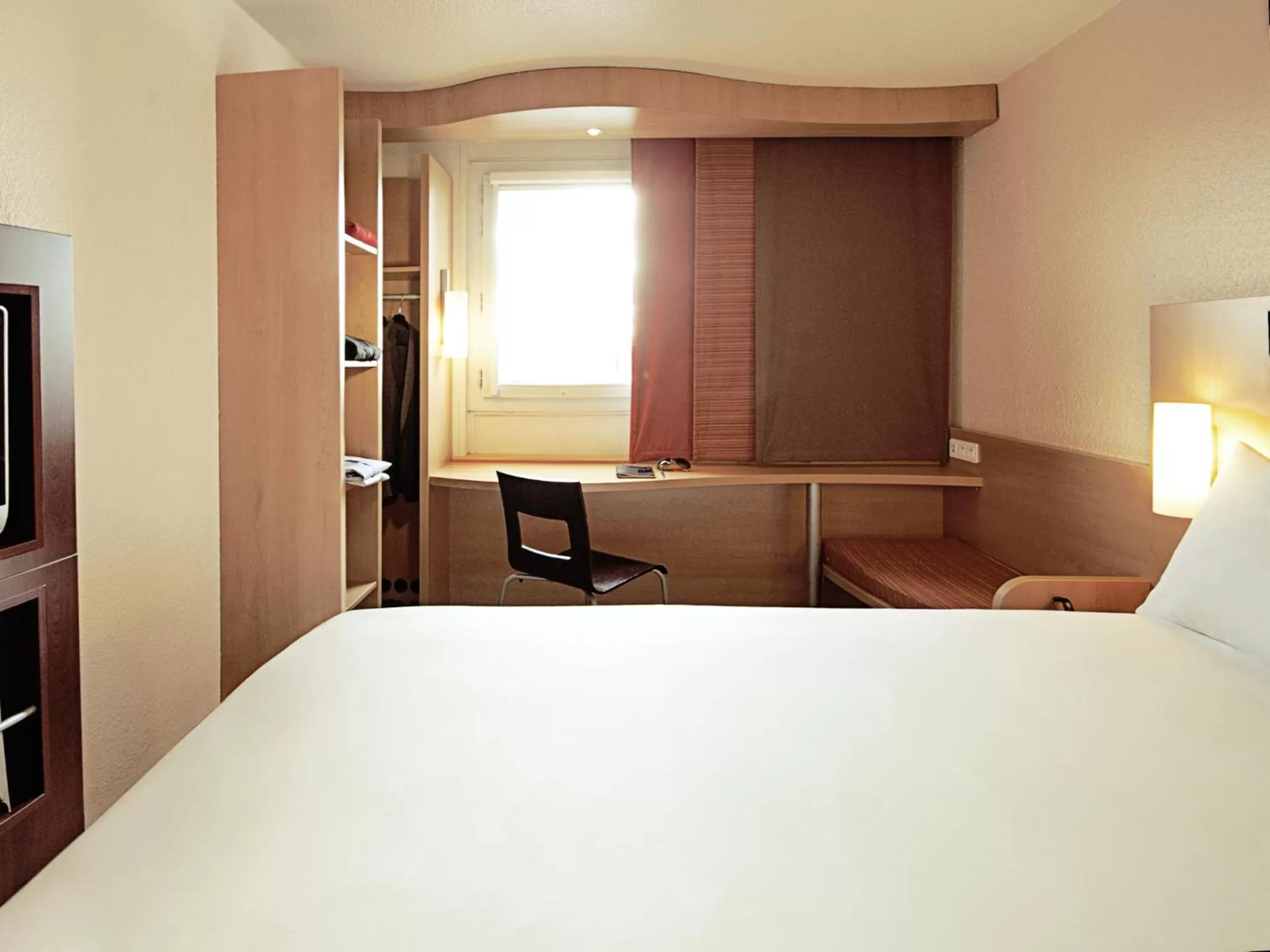 Photo of the whole room, Bed in Hotel ibis Lisboa Jose Malhoa