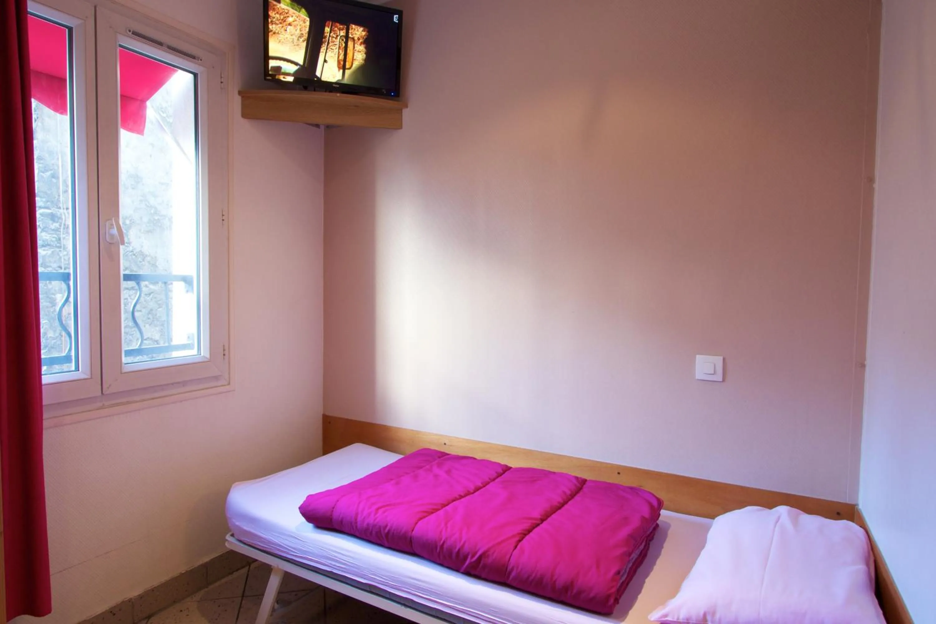 Bedroom, Bed in Bastille Hostel