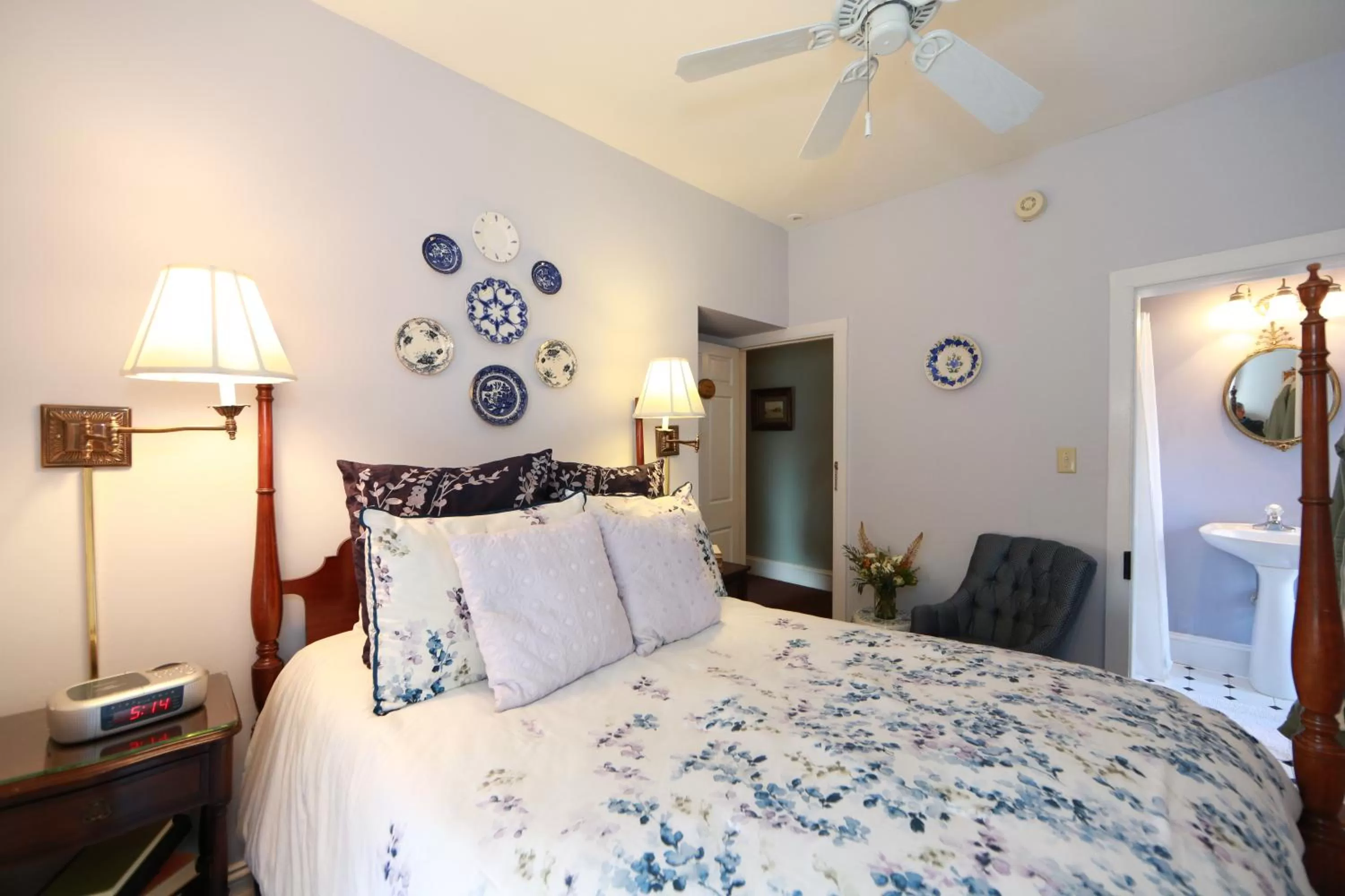 Bedroom, Bed in Woolverton Inn