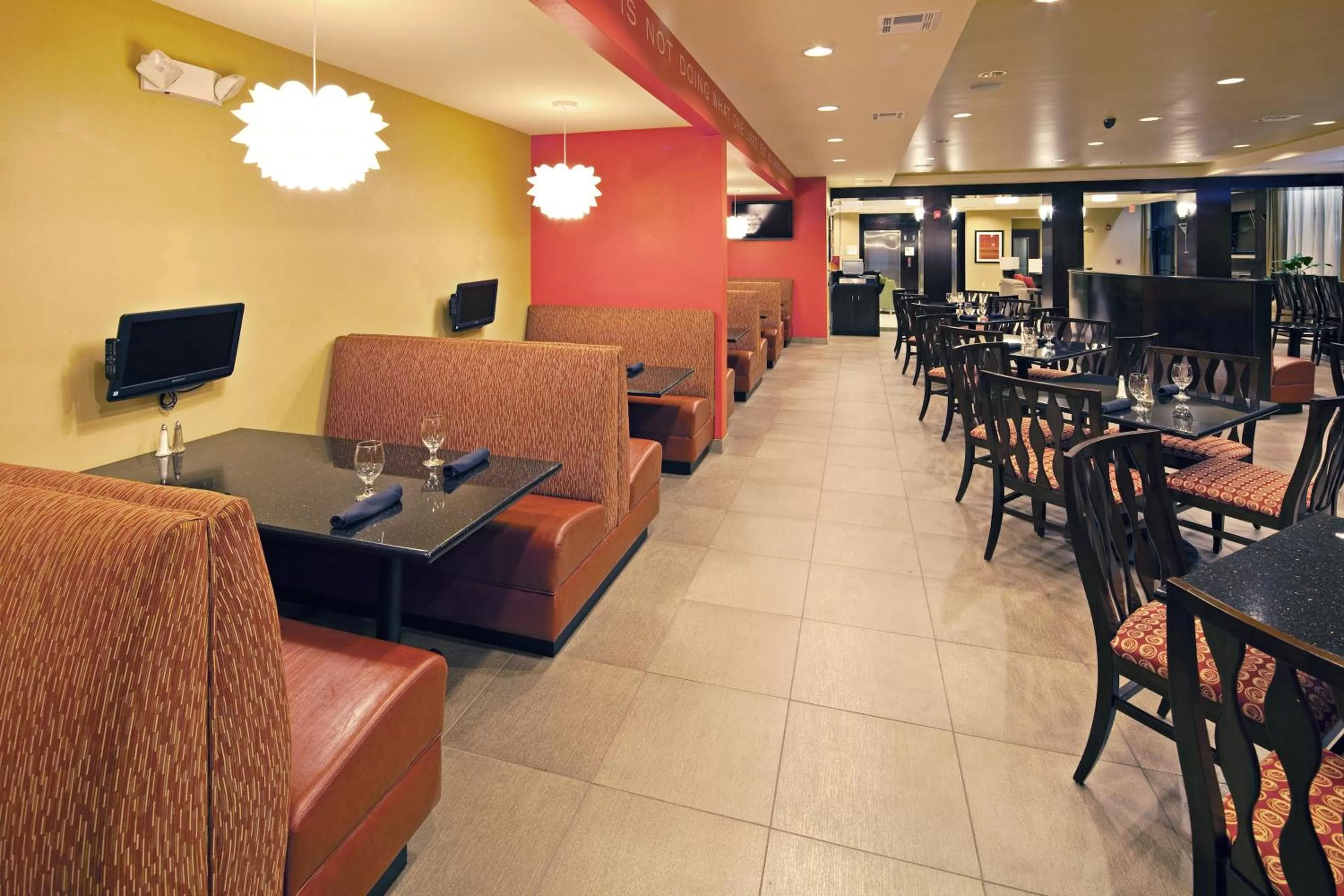 Restaurant/places to eat in Holiday Inn Mobile Airport by IHG