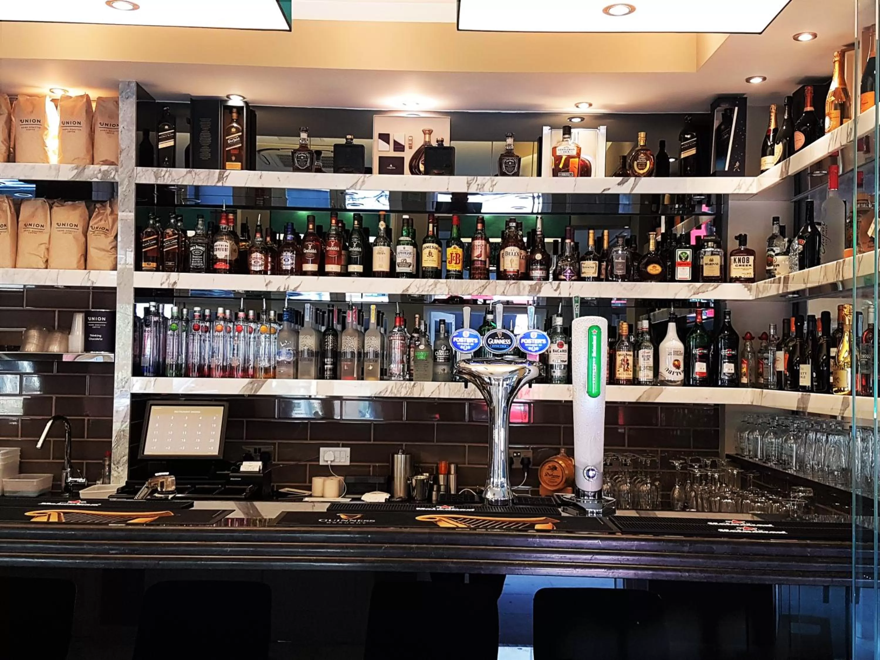 Lounge or bar in The Lion & Key Hotel