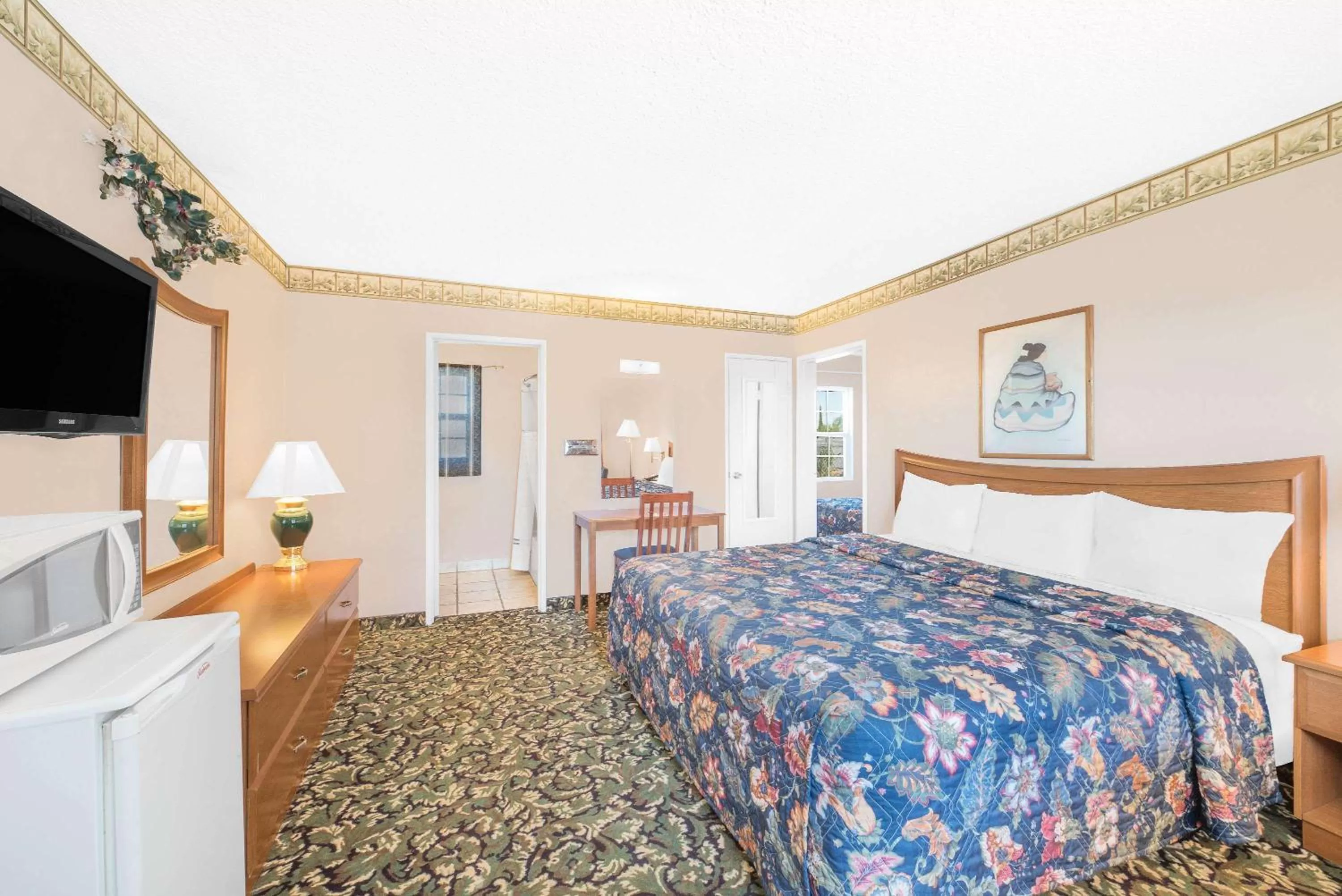 Photo of the whole room, Bed in Knights Inn & Suites by Sonesta Pecos
