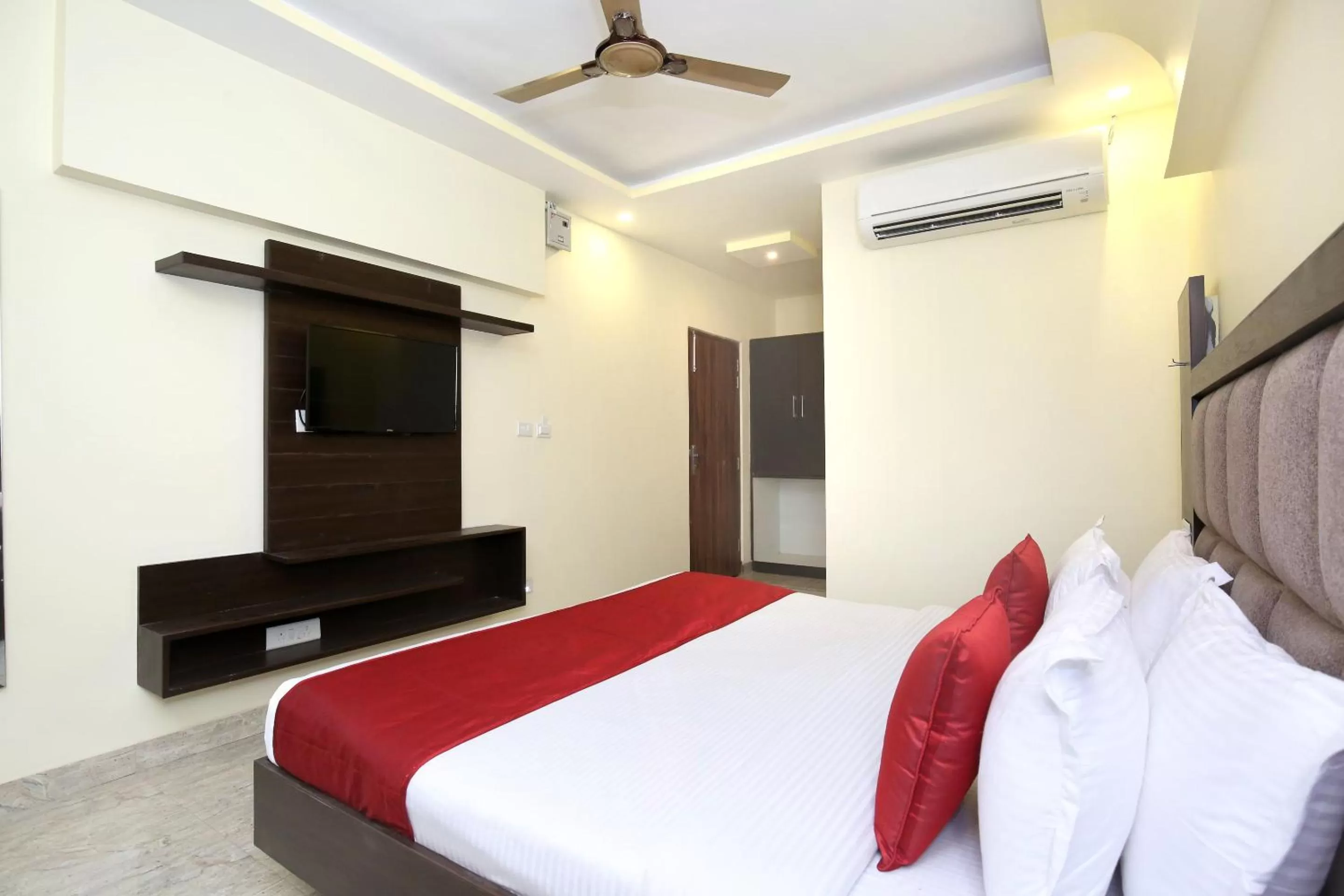 Bedroom, Bed in Capital O Hotel Royal