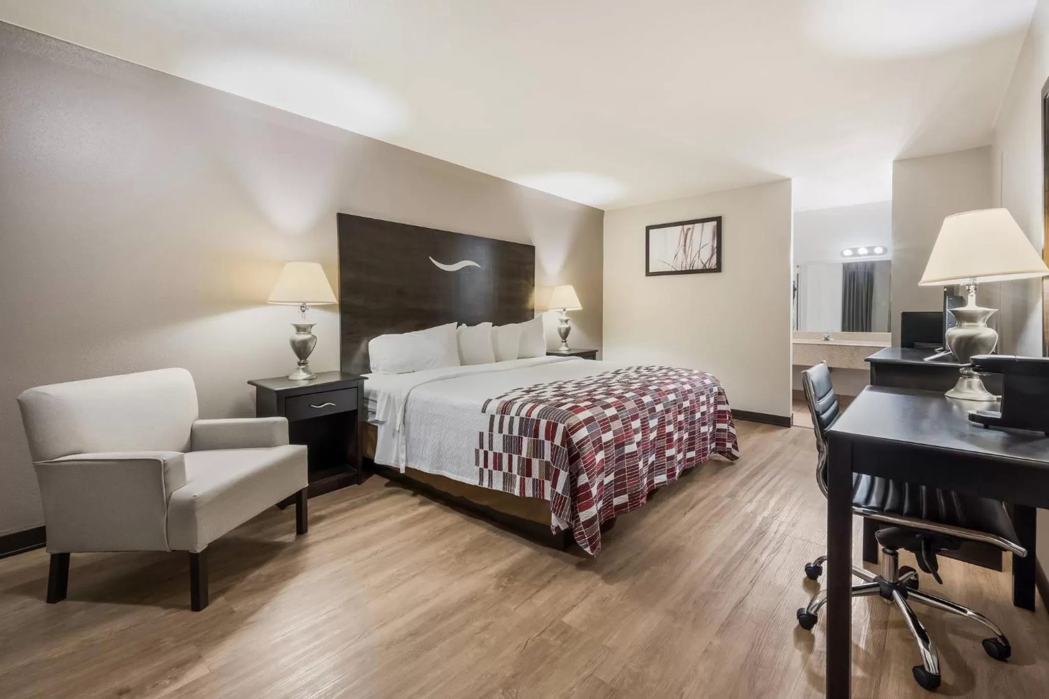 Photo of the whole room, Bed in Red Roof Inn College Station