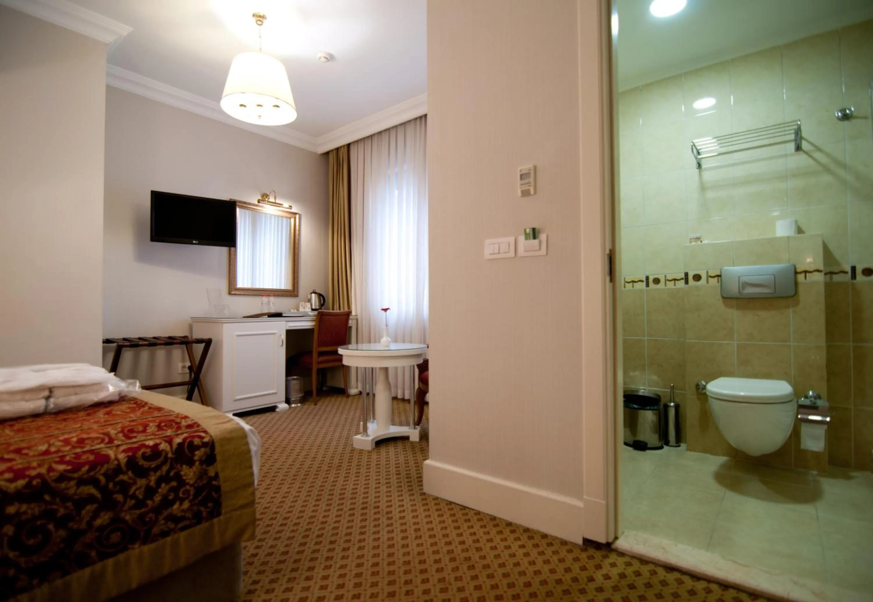 Toilet, Bed in Taksim Metropark Hotel