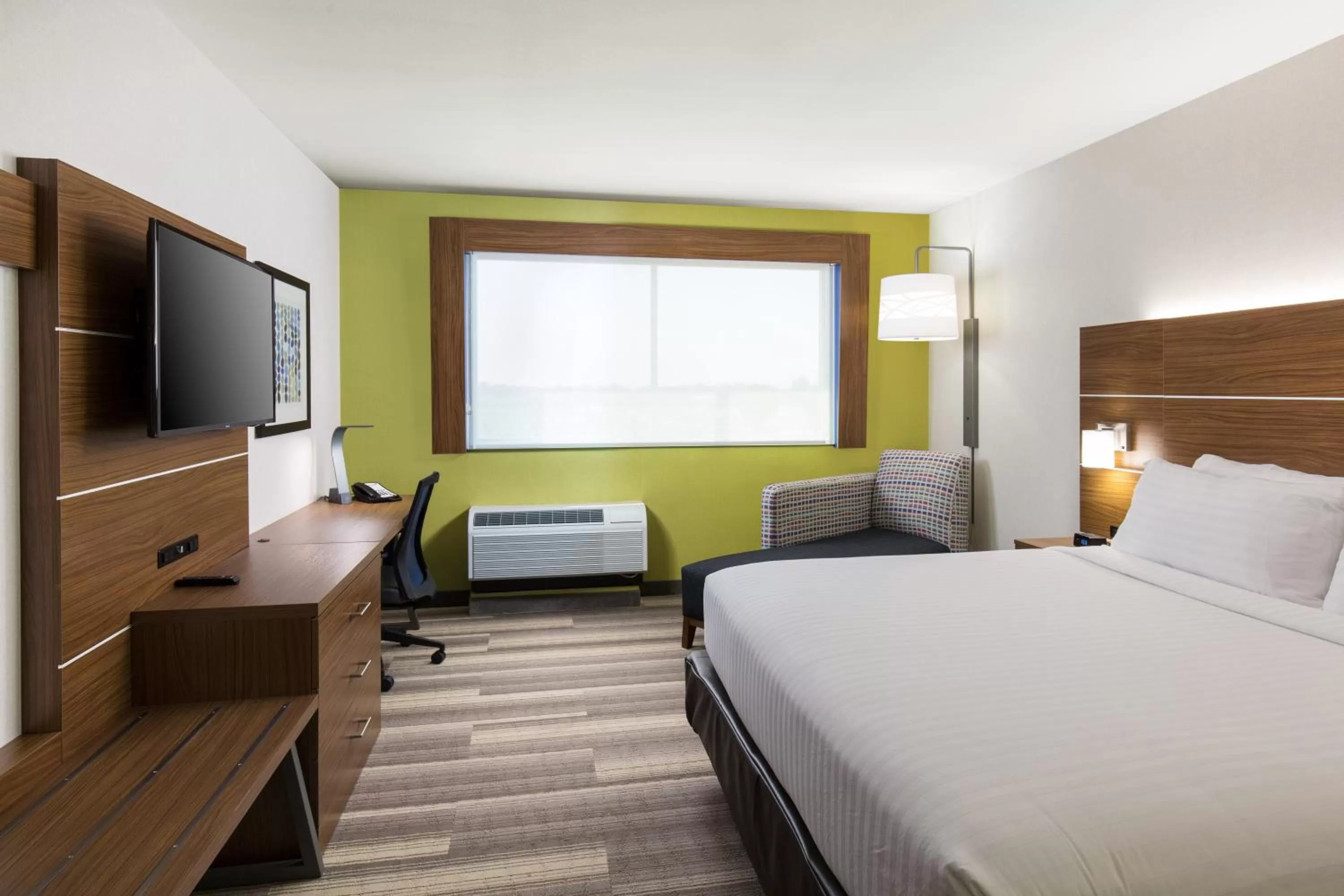 Photo of the whole room, Bed in Holiday Inn Express Visalia-Sequoia Gateway Area by IHG