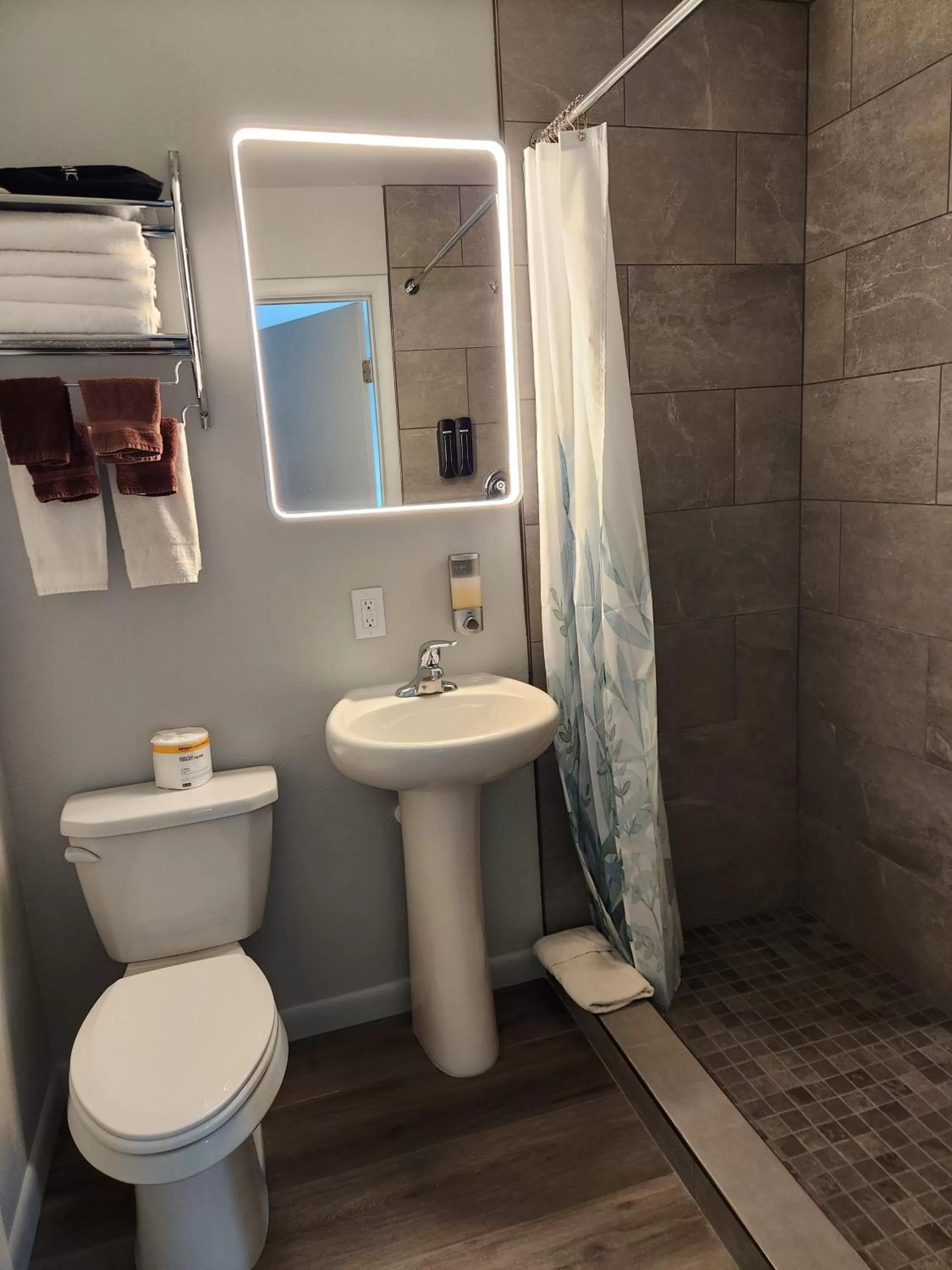 Shower in Aquarius Inn