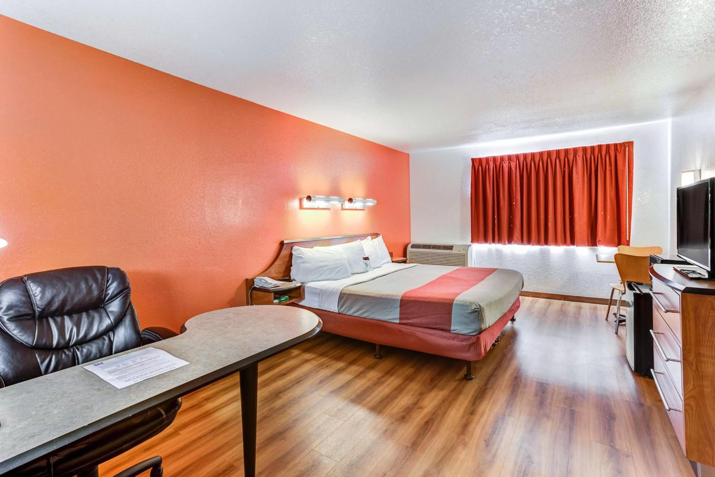 TV and multimedia, Bed in Motel 6-Portland, OR - Tigard West