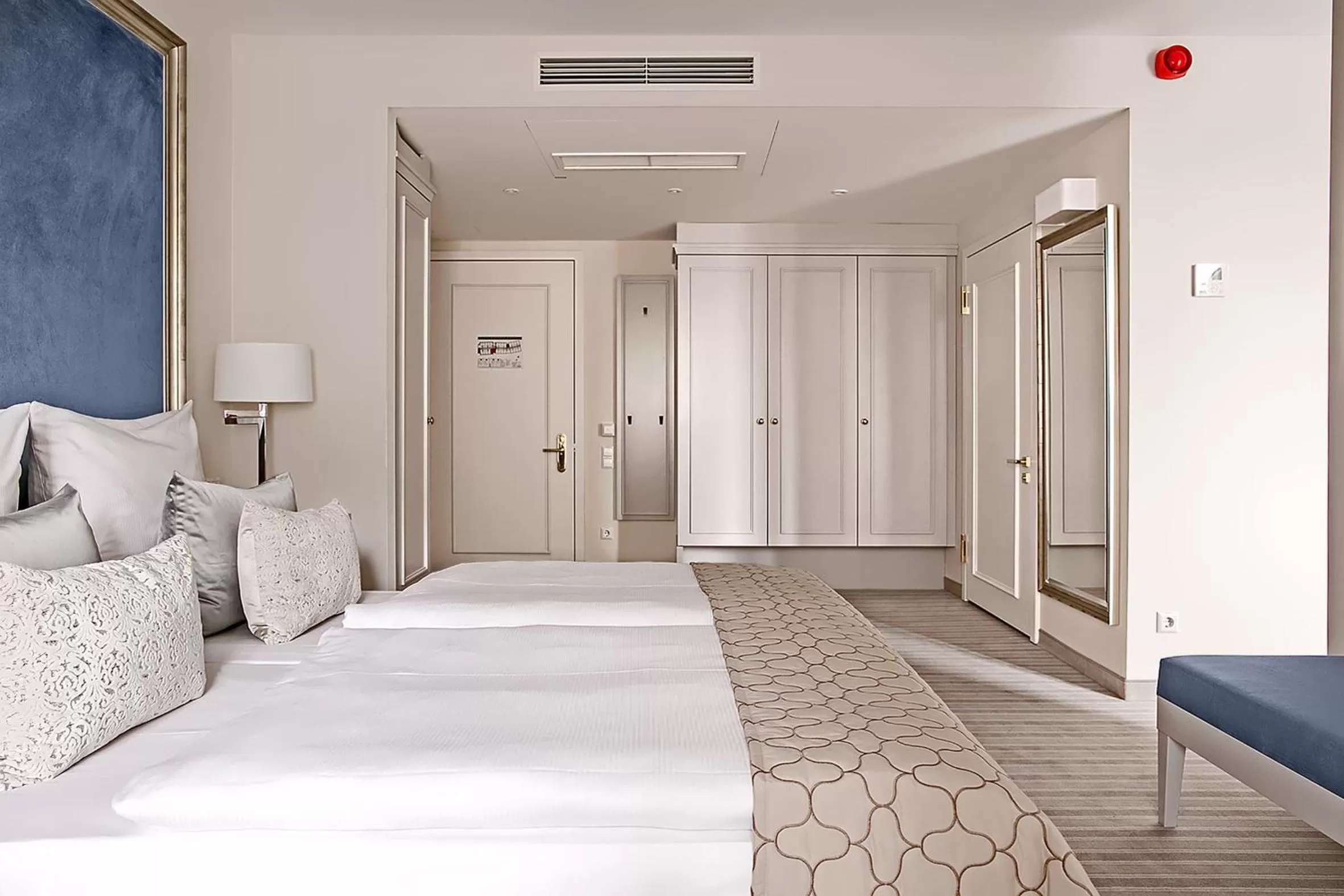 Living room, Bed in Dorint Parkhotel Meißen