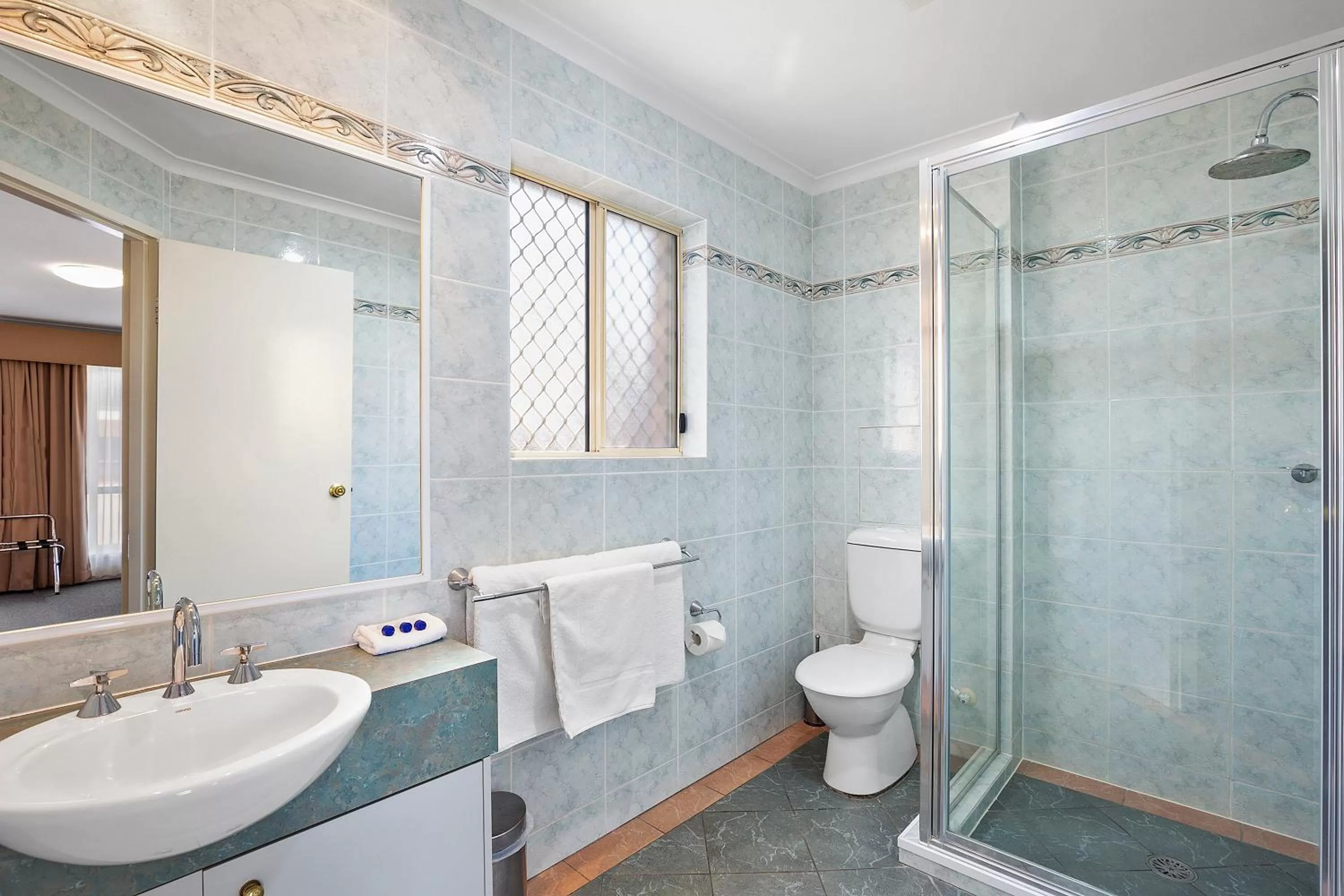 Bathroom in Thunderbird Motel Yass