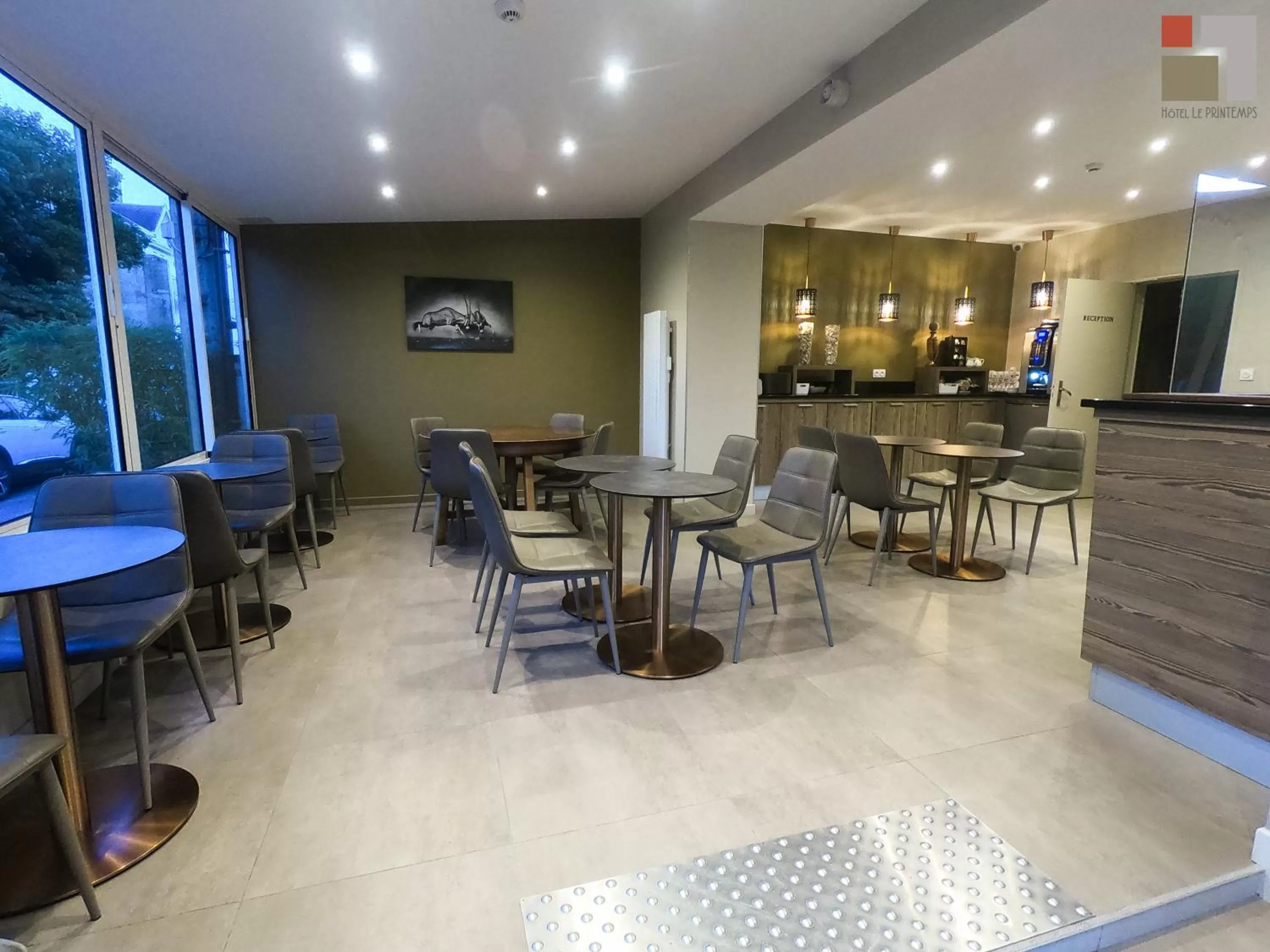 Restaurant/places to eat in Hôtel Le Printemps