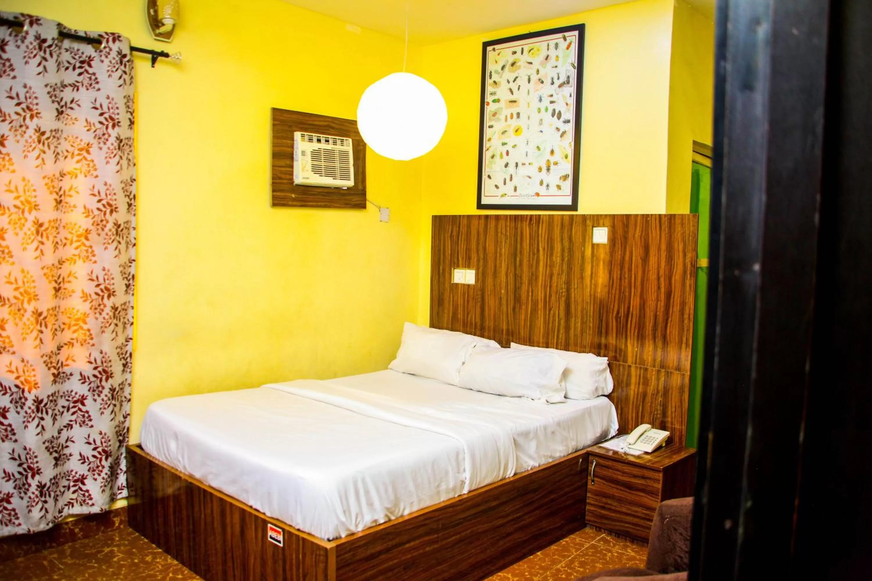 Bed in ONTARIO SUITES