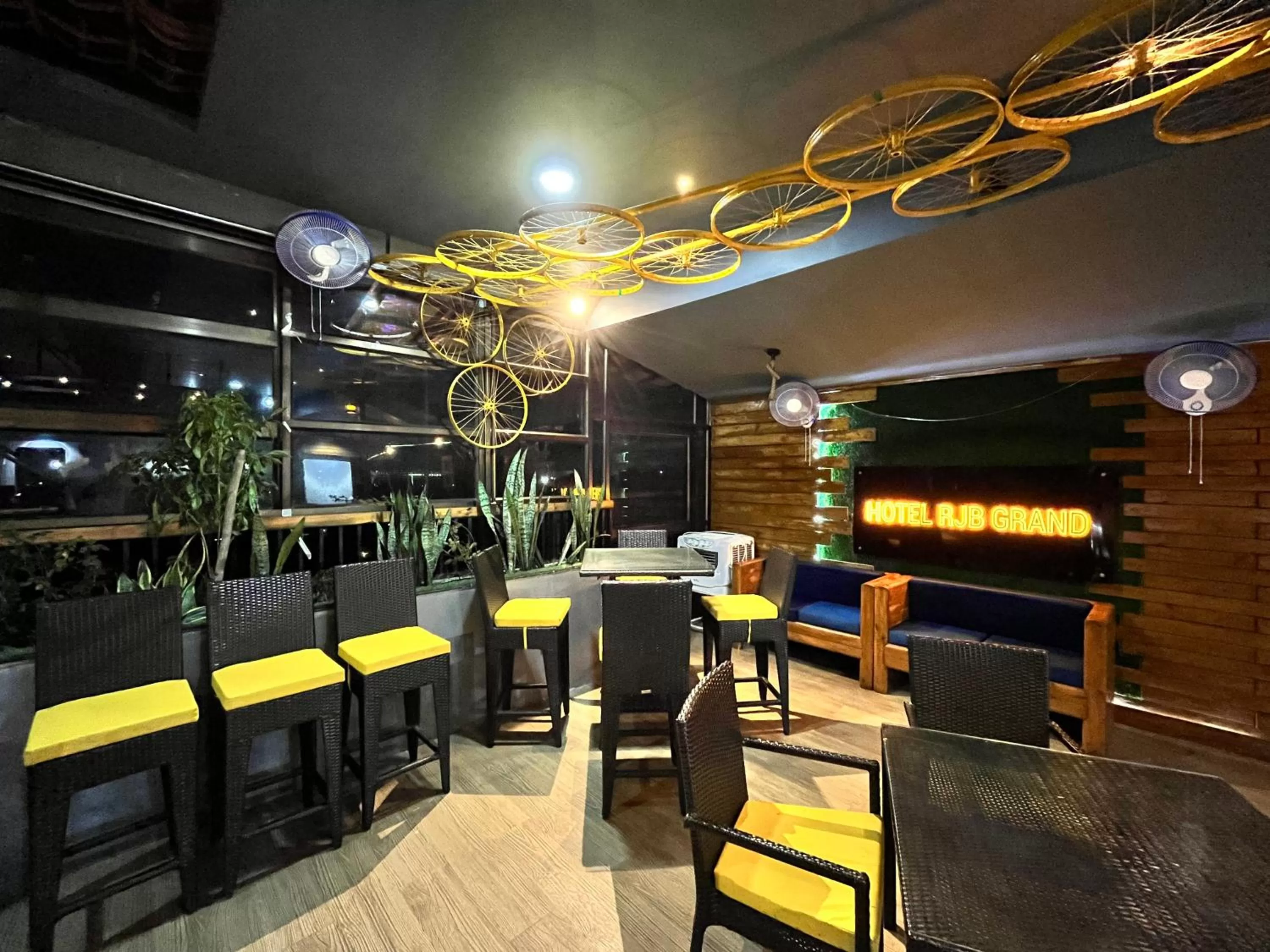 Restaurant/places to eat in RJB Grand