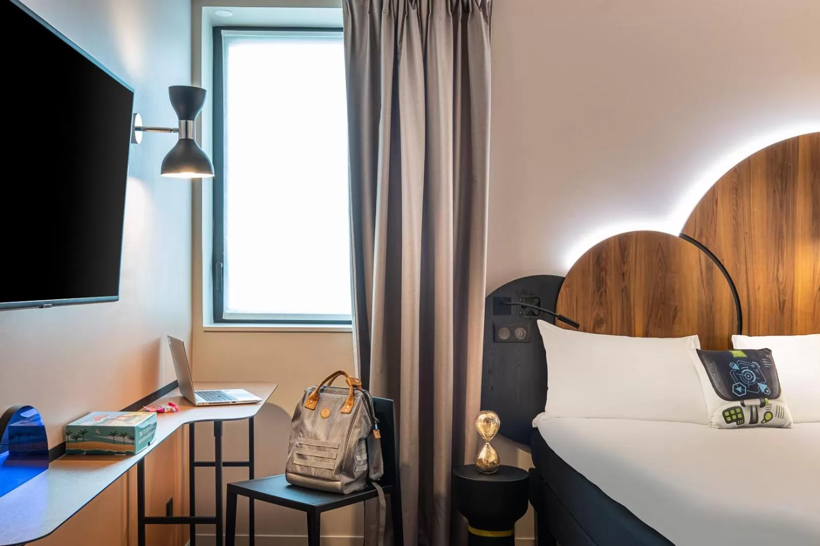 Bedroom, Bed in ibis Styles Paris Meteor Avenue d'Italie