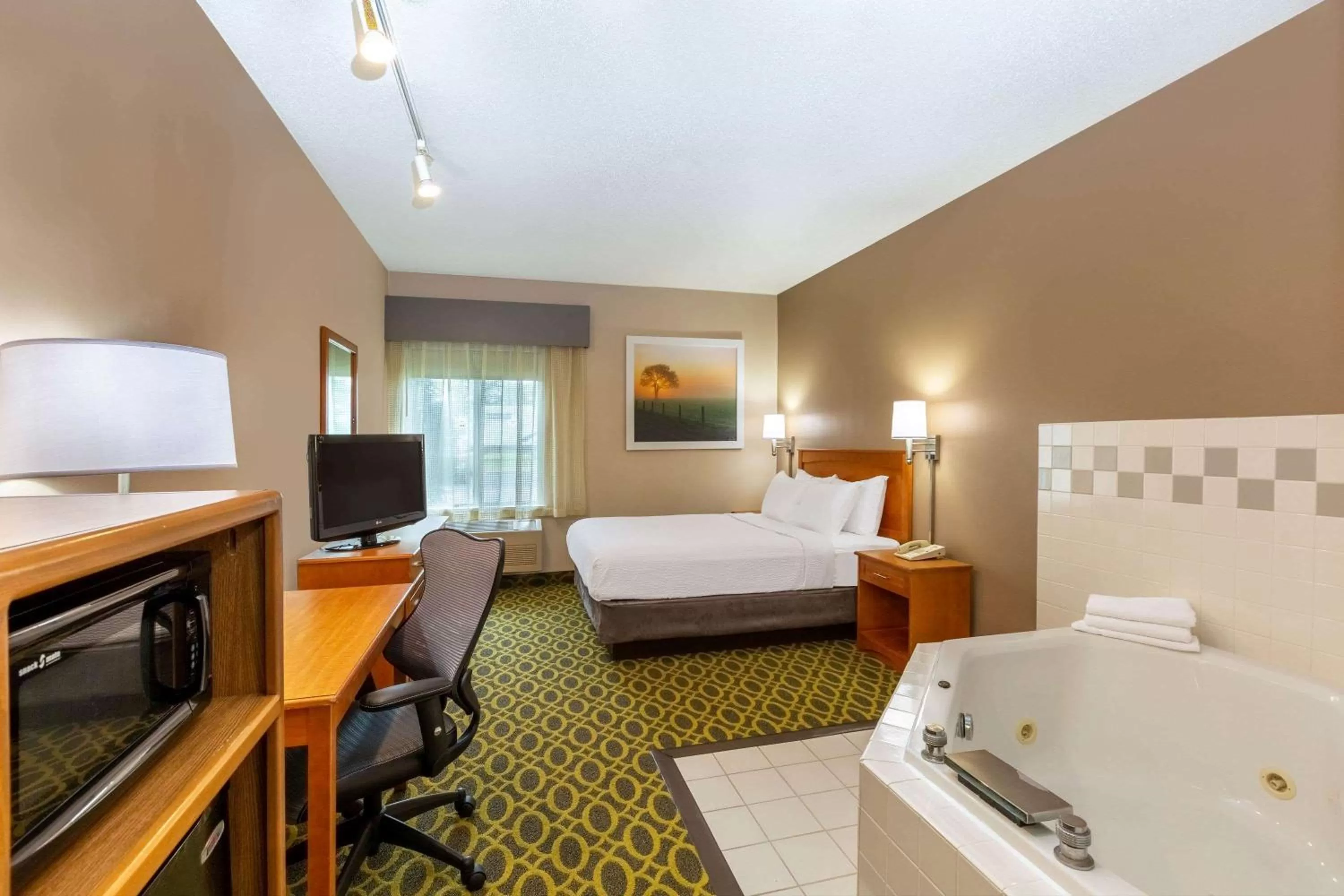 Queen Suite with Spa Bath in Days Inn & Suites by Wyndham Madison