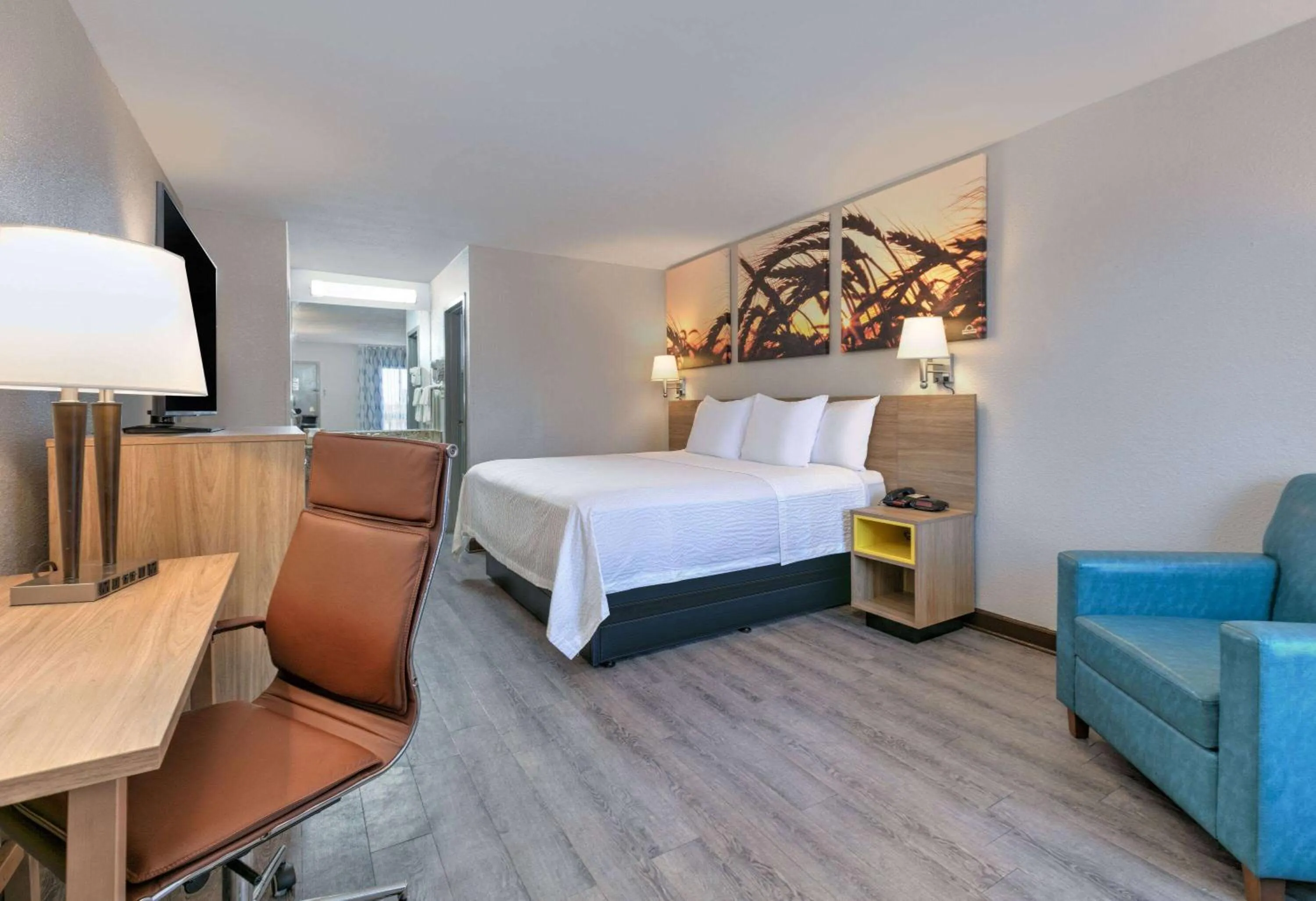 Photo of the whole room, Bed in Days Inn by Wyndham Greenville MS