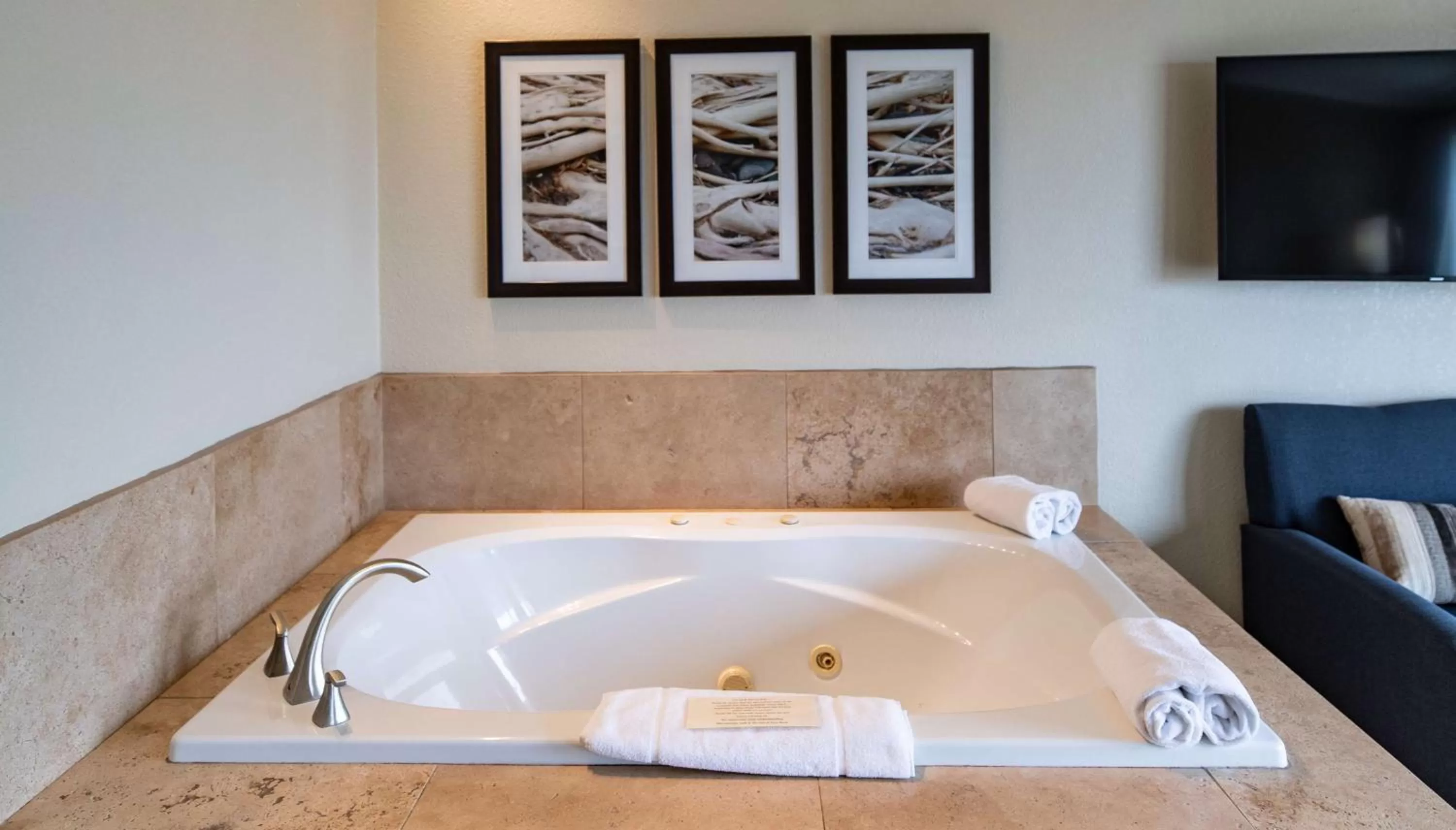 King Suite with Spa Bath - Partial Ocean View in Best Western Inn at Face Rock