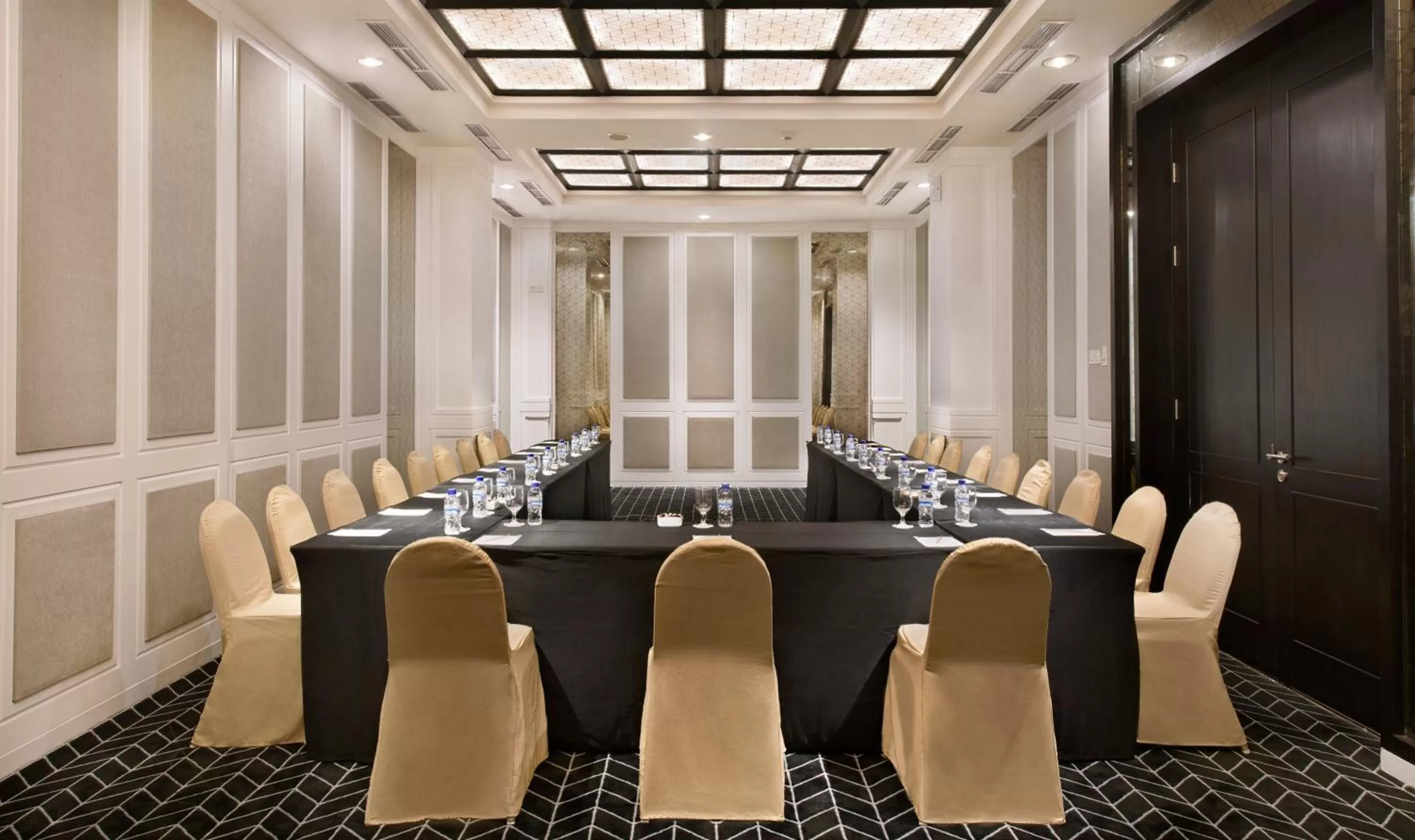 Meeting/conference room in Swiss-Belinn Tunjungan Surabaya