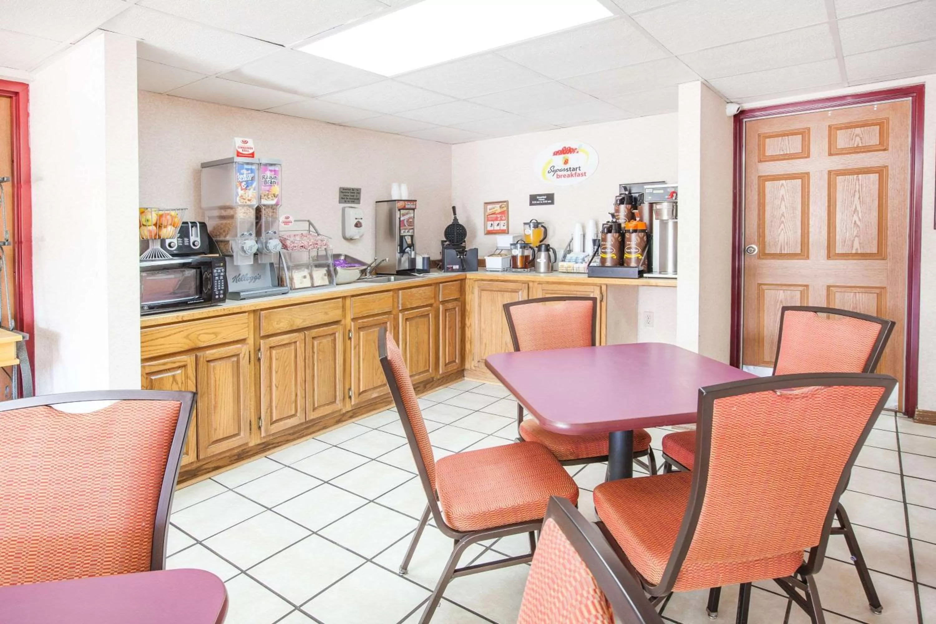 Restaurant/places to eat in Super 8 by Wyndham Clinton