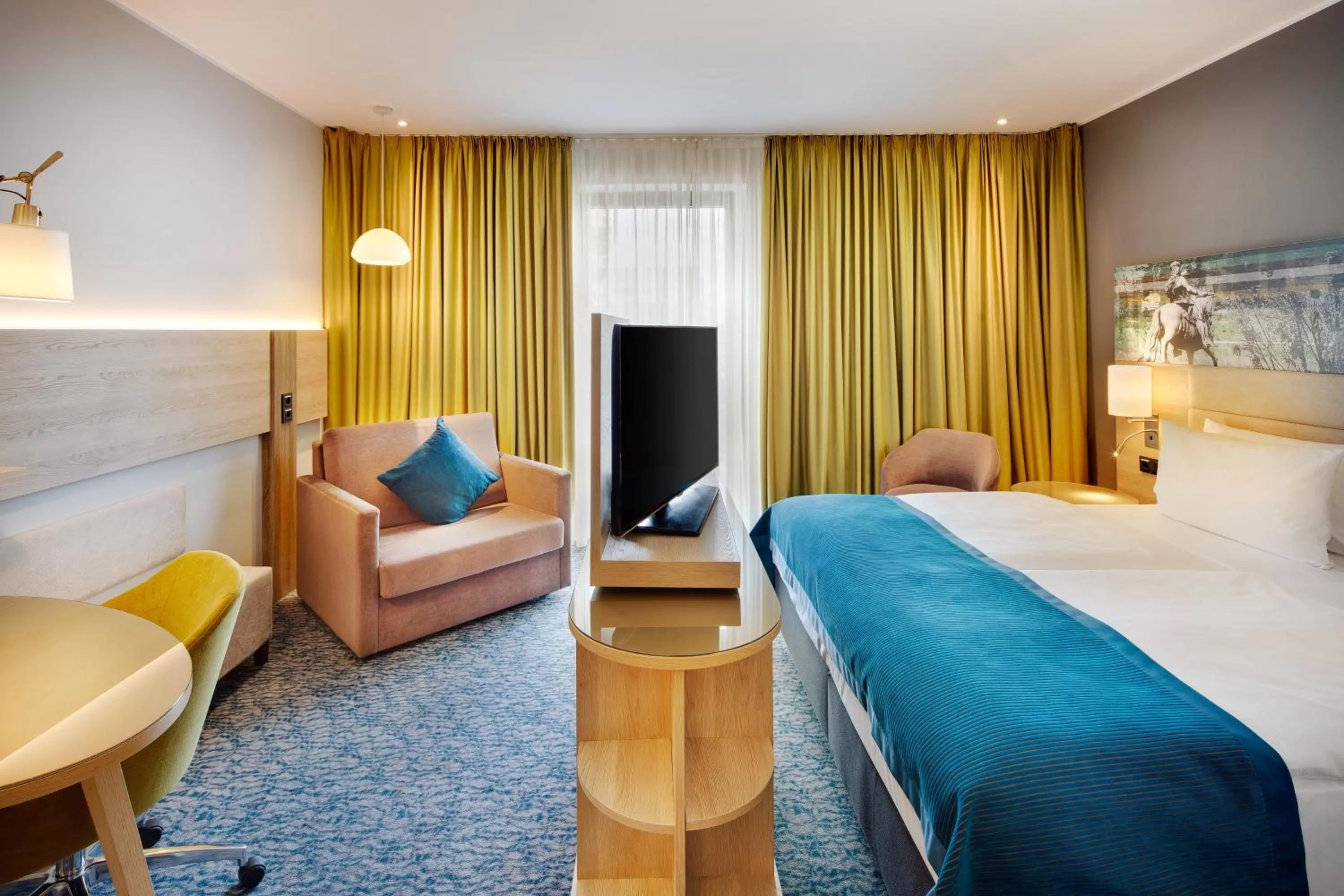Photo of the whole room, Bed in Holiday Inn Düsseldorf City – Toulouser Allee by IHG