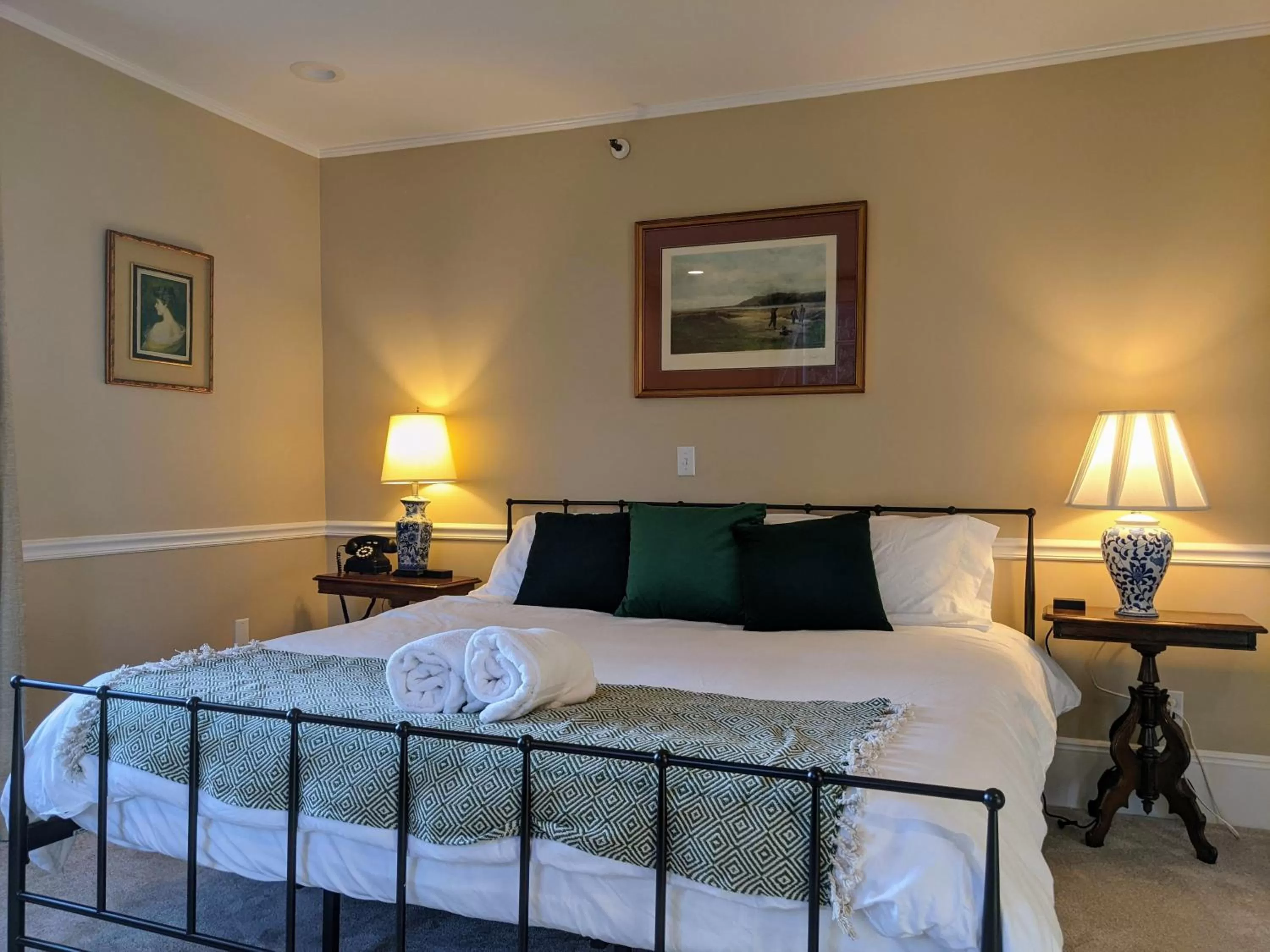 Bed in Stanton House Inn