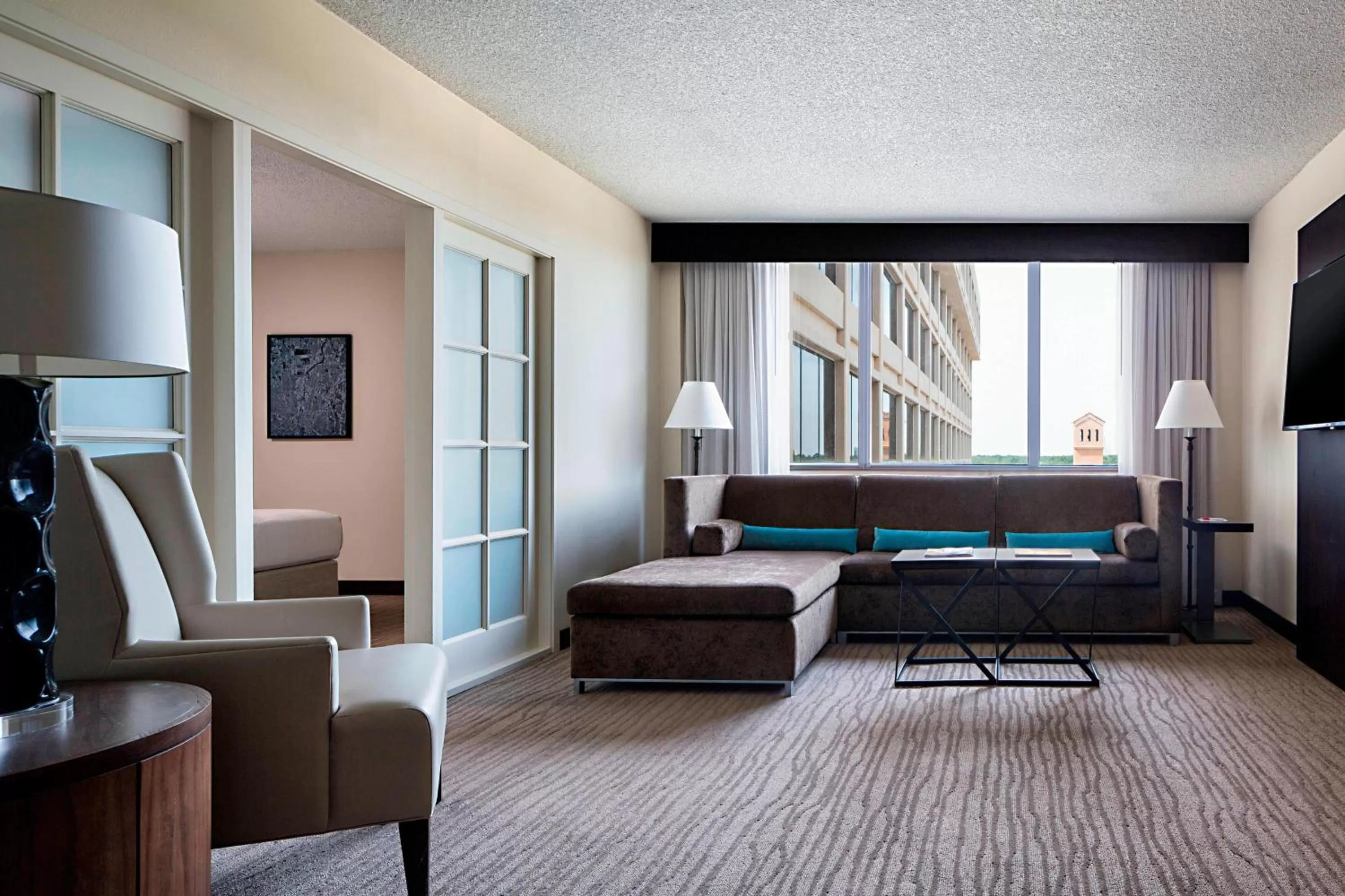Living room, Bed in Houston Marriott Westchase