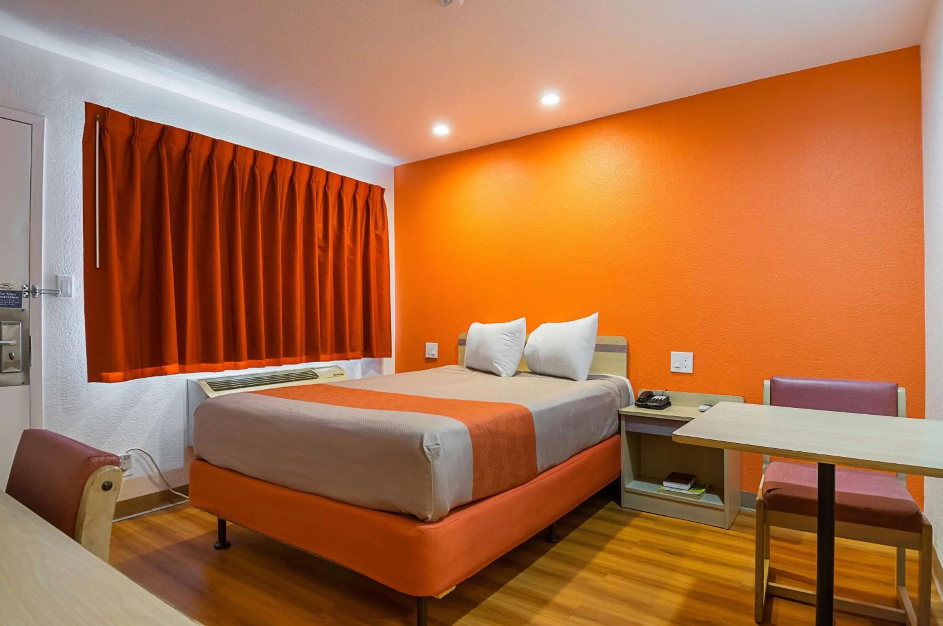 Photo of the whole room, Bed in Motel 6 Lost Hills / Buttonwillow Racetrack