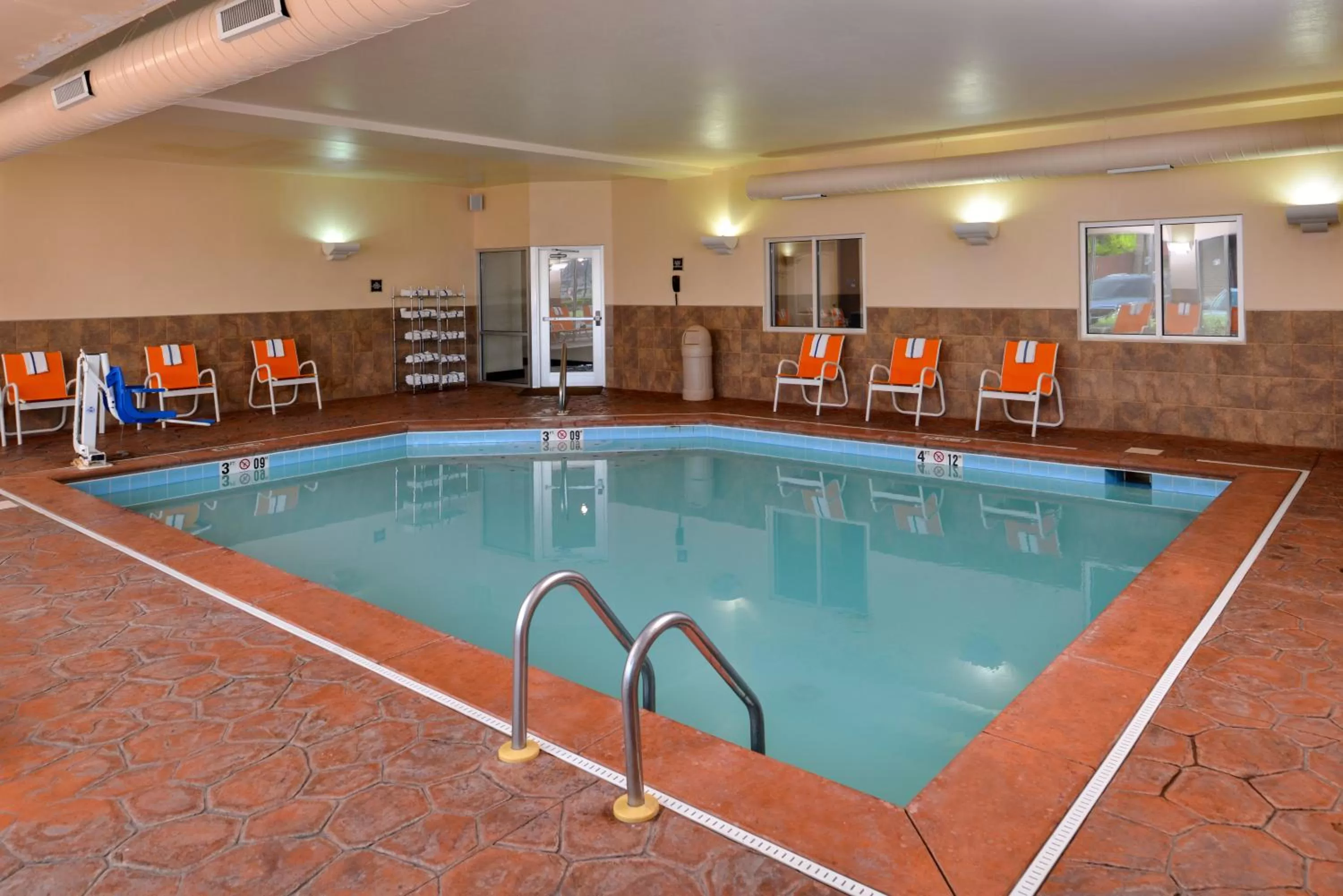 Swimming pool in Holiday Inn Express Hotel & Suites Cincinnati - Mason by IHG