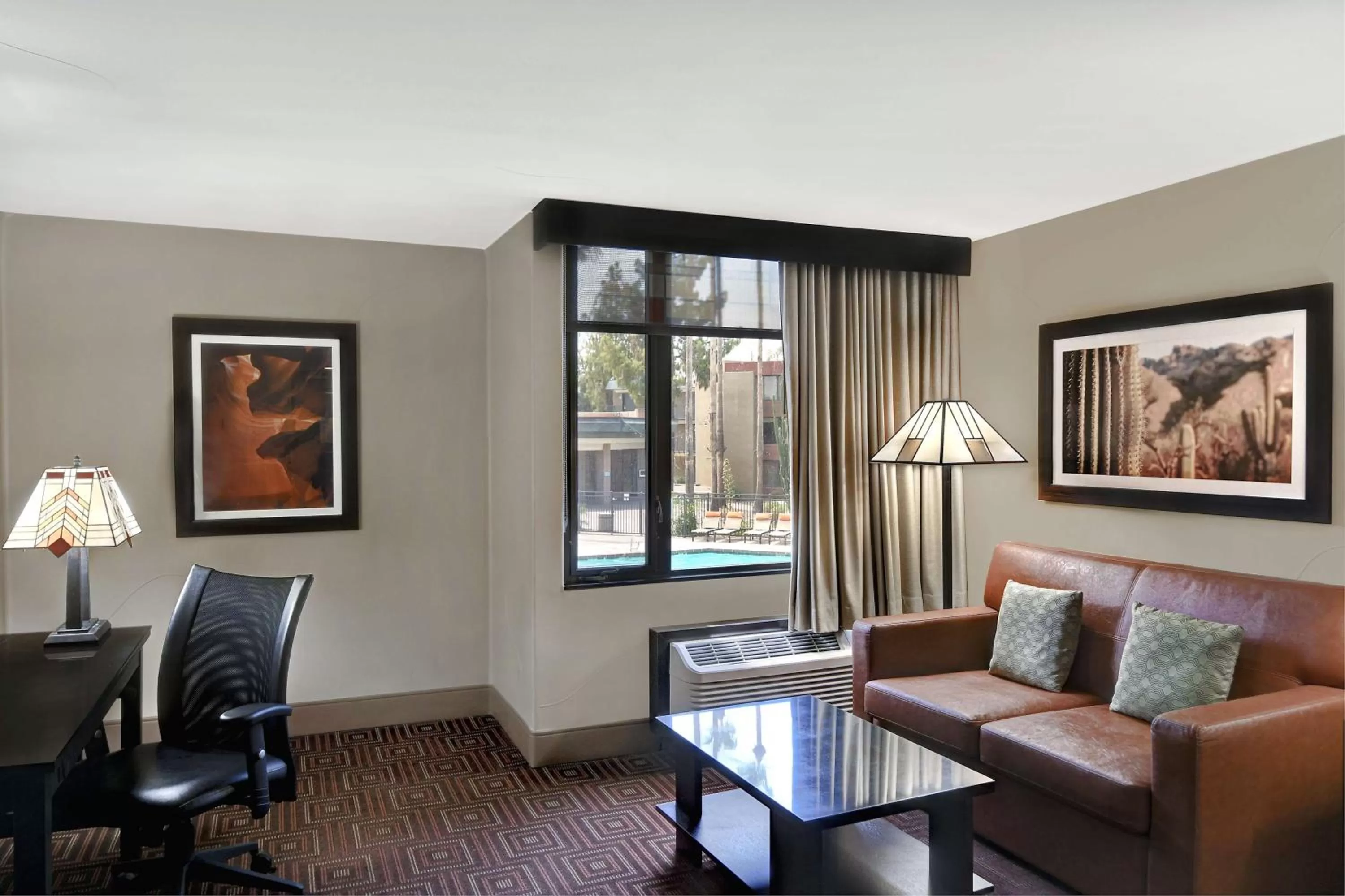 Living room in DoubleTree by Hilton Phoenix- Tempe