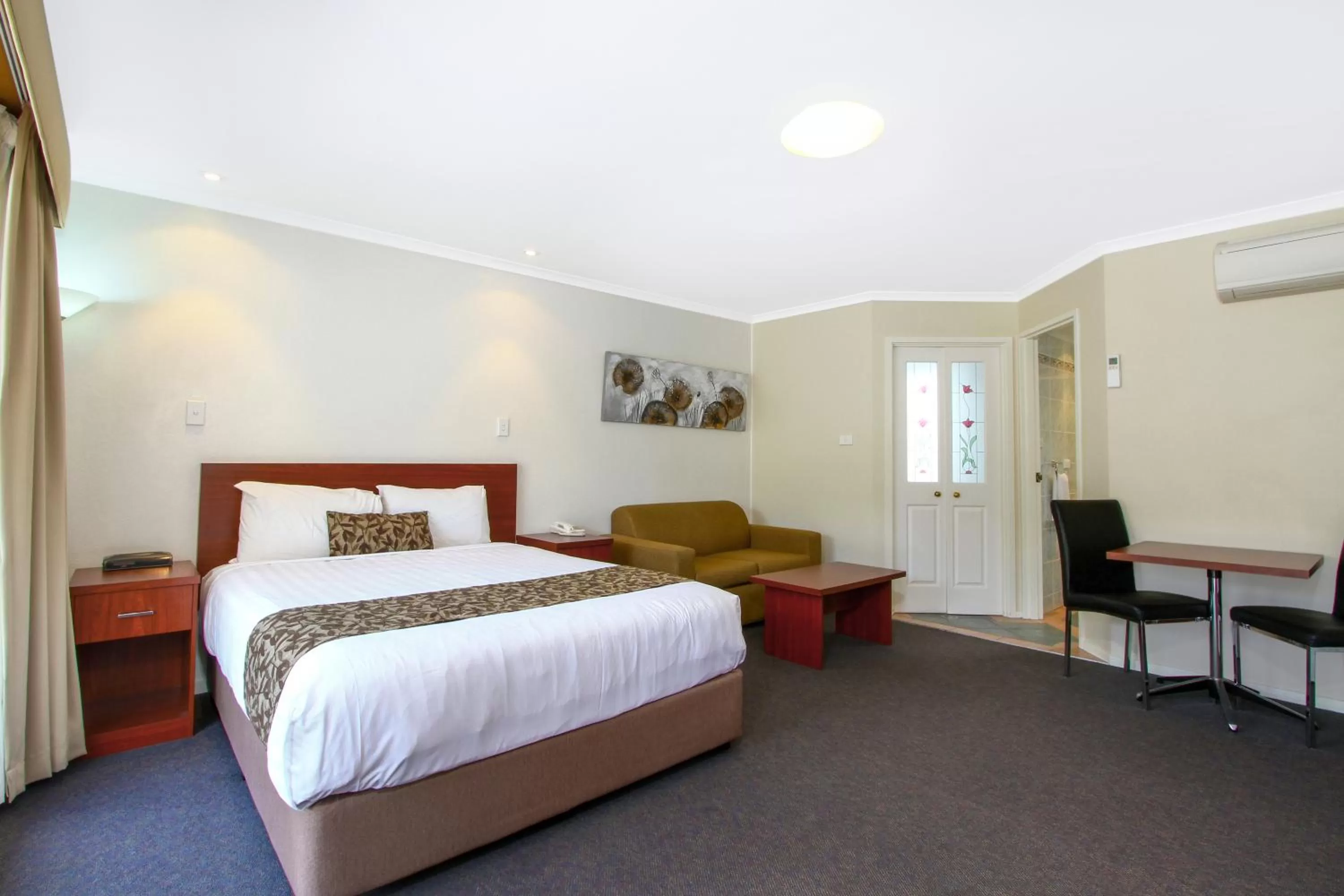 Bedroom, Bed in Thunderbird Motel Yass