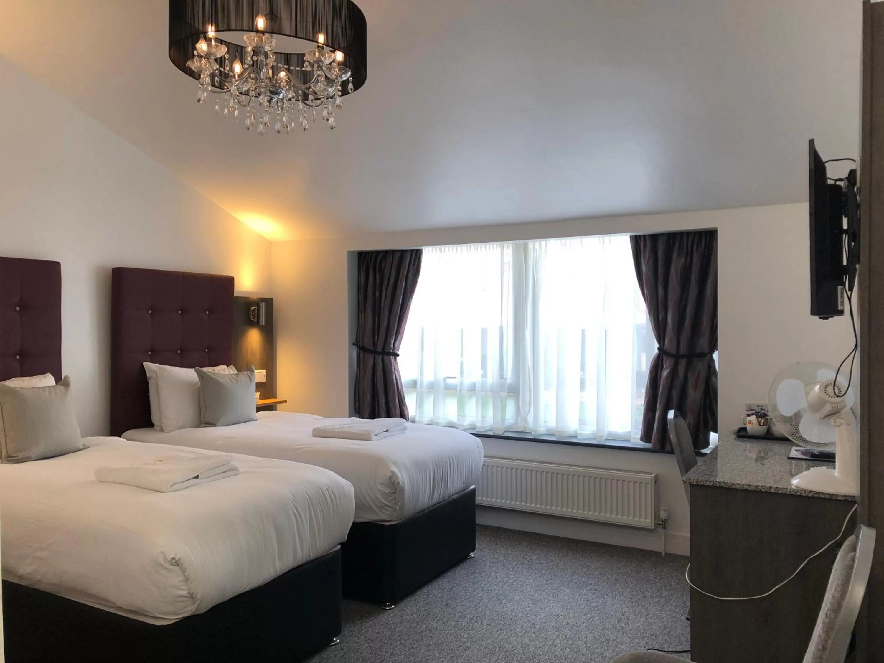 Bedroom, Bed in Kings Hotel