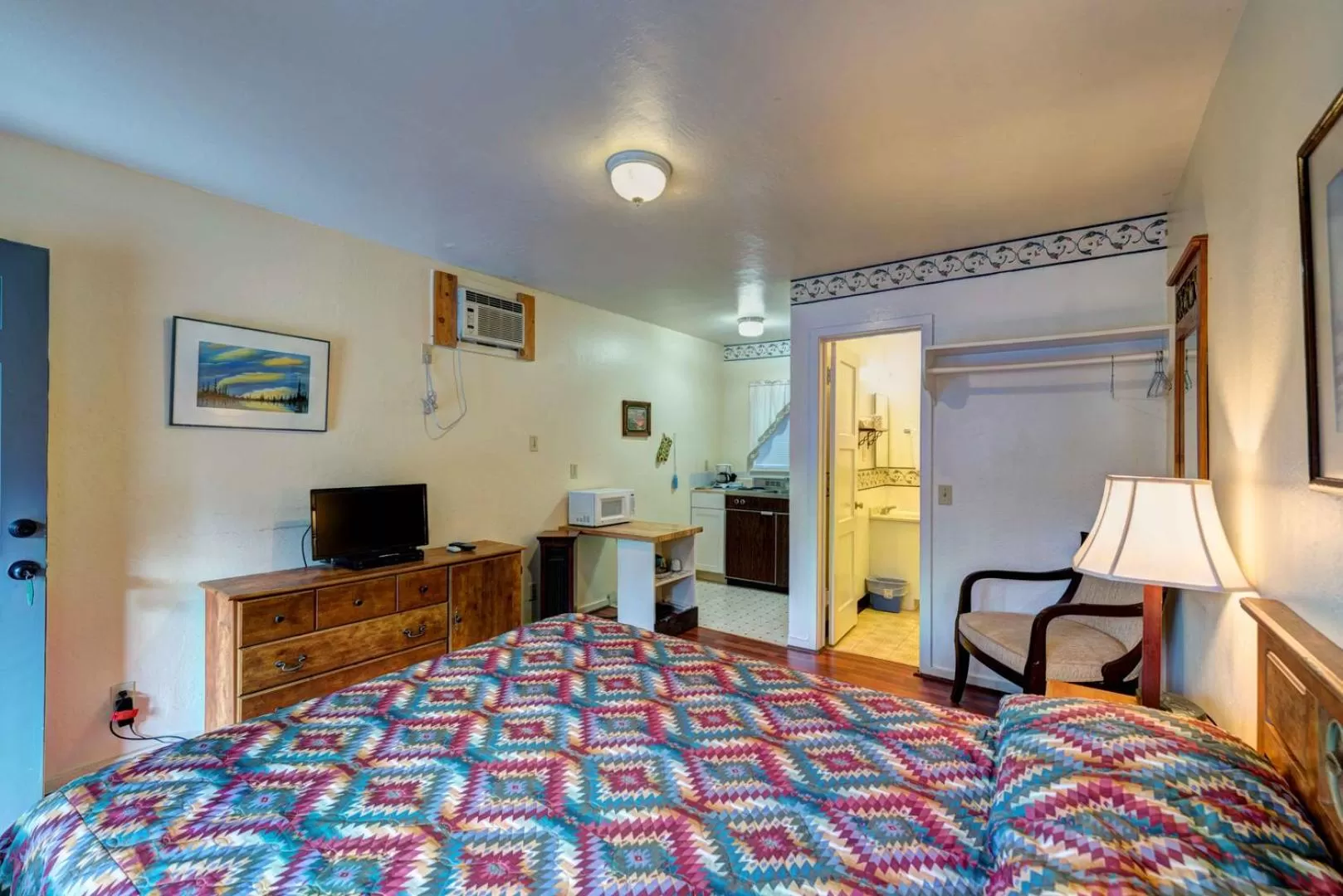 Bed in Lake Shasta Lodge