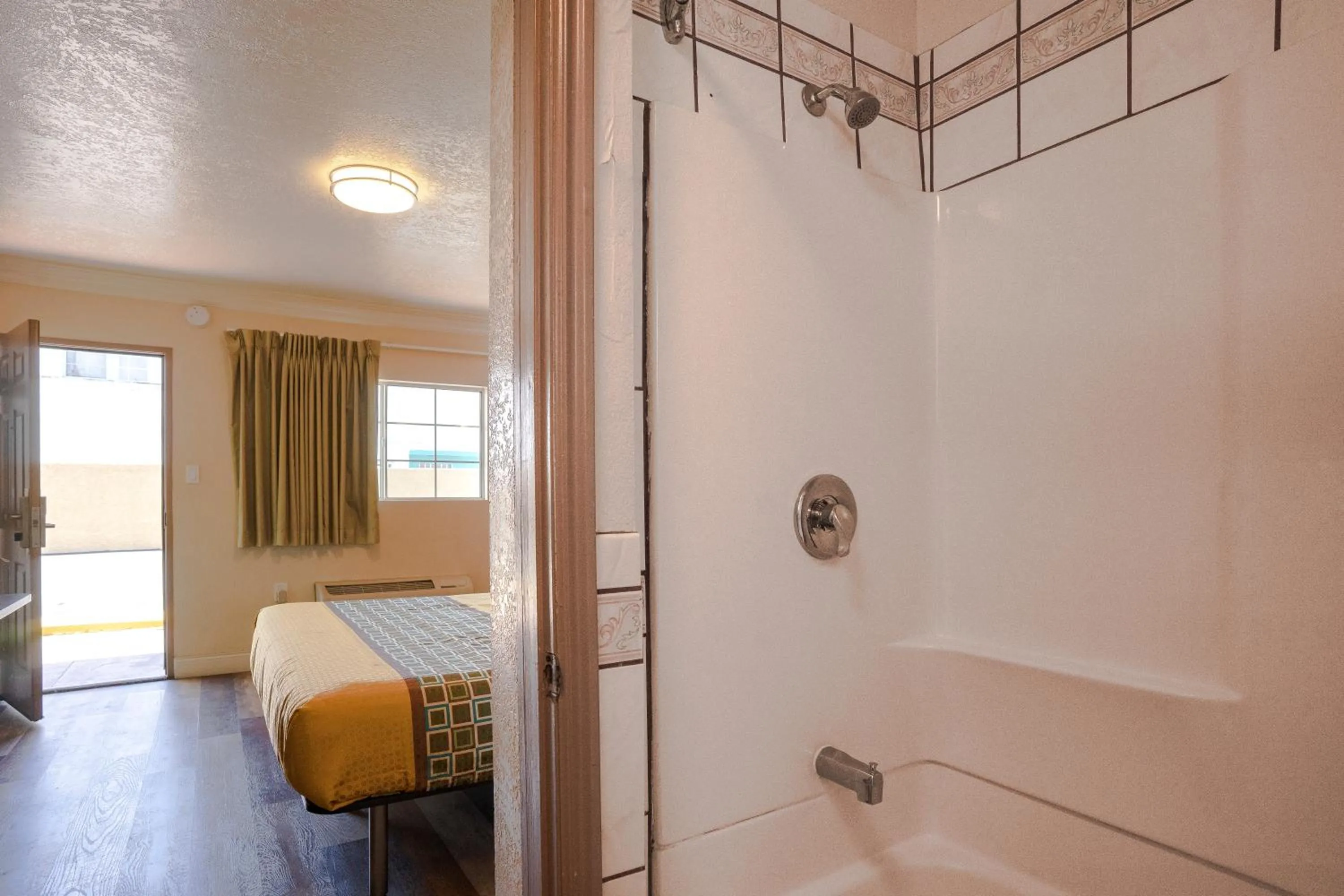 Bathroom, Bed in Economy Inn Hollywood