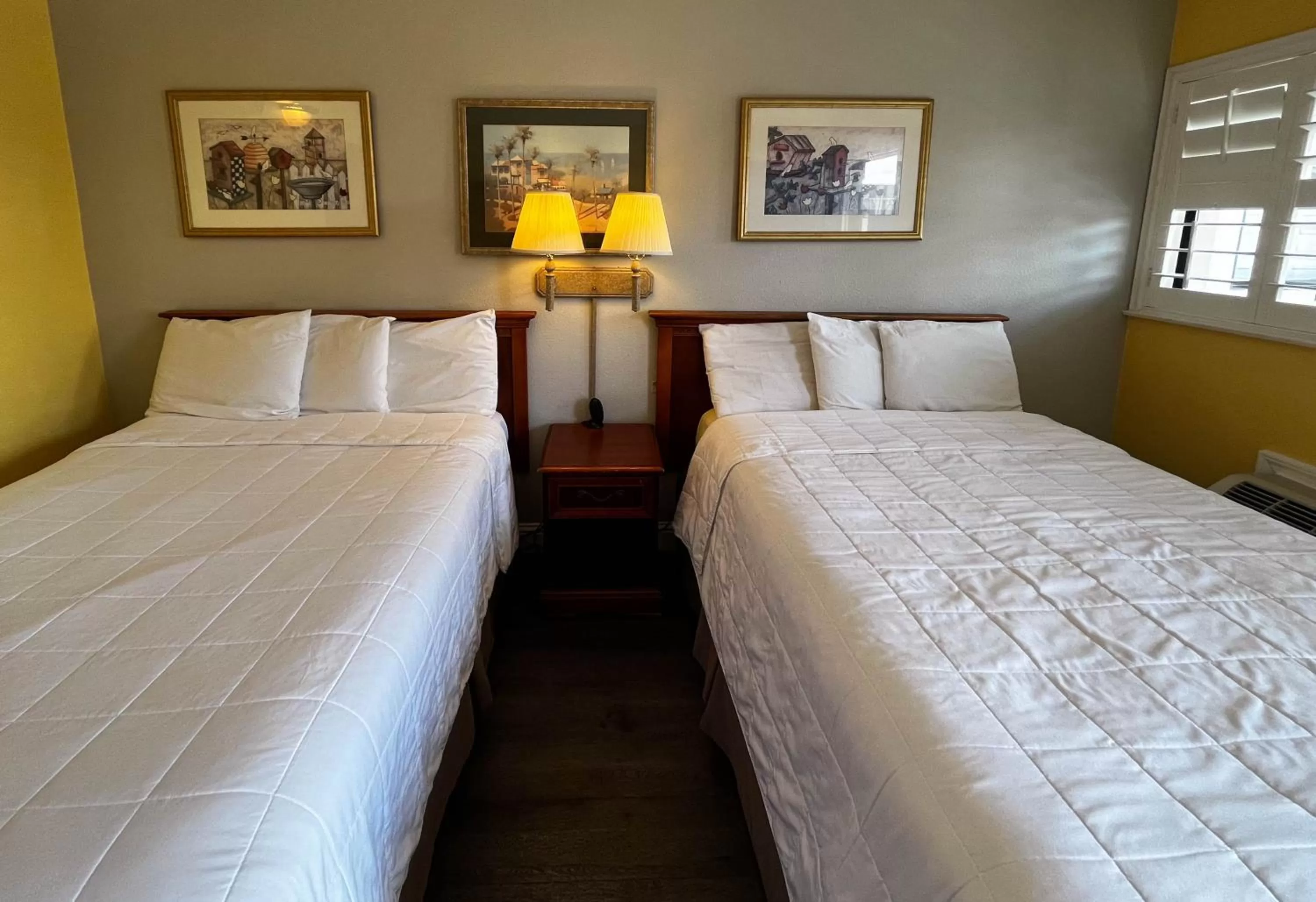 Bed in Motel 6 San Francisco CA Fisherman"s Wharf