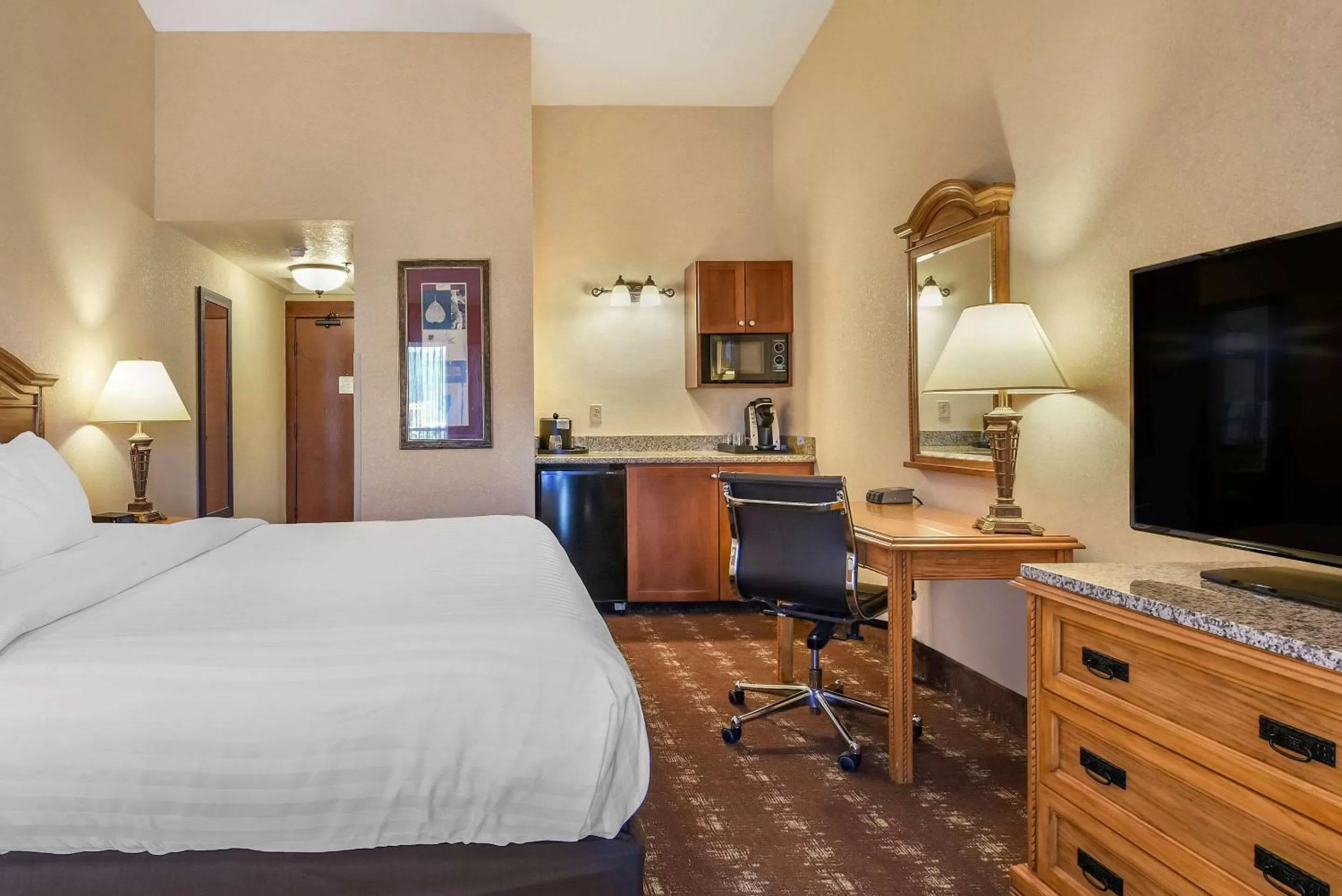 King Jacuzzi Suite - Mobility Accessible w/ Tub - Non Smoking in Kathryn Riverfront Inn, Ascend Hotel Collection