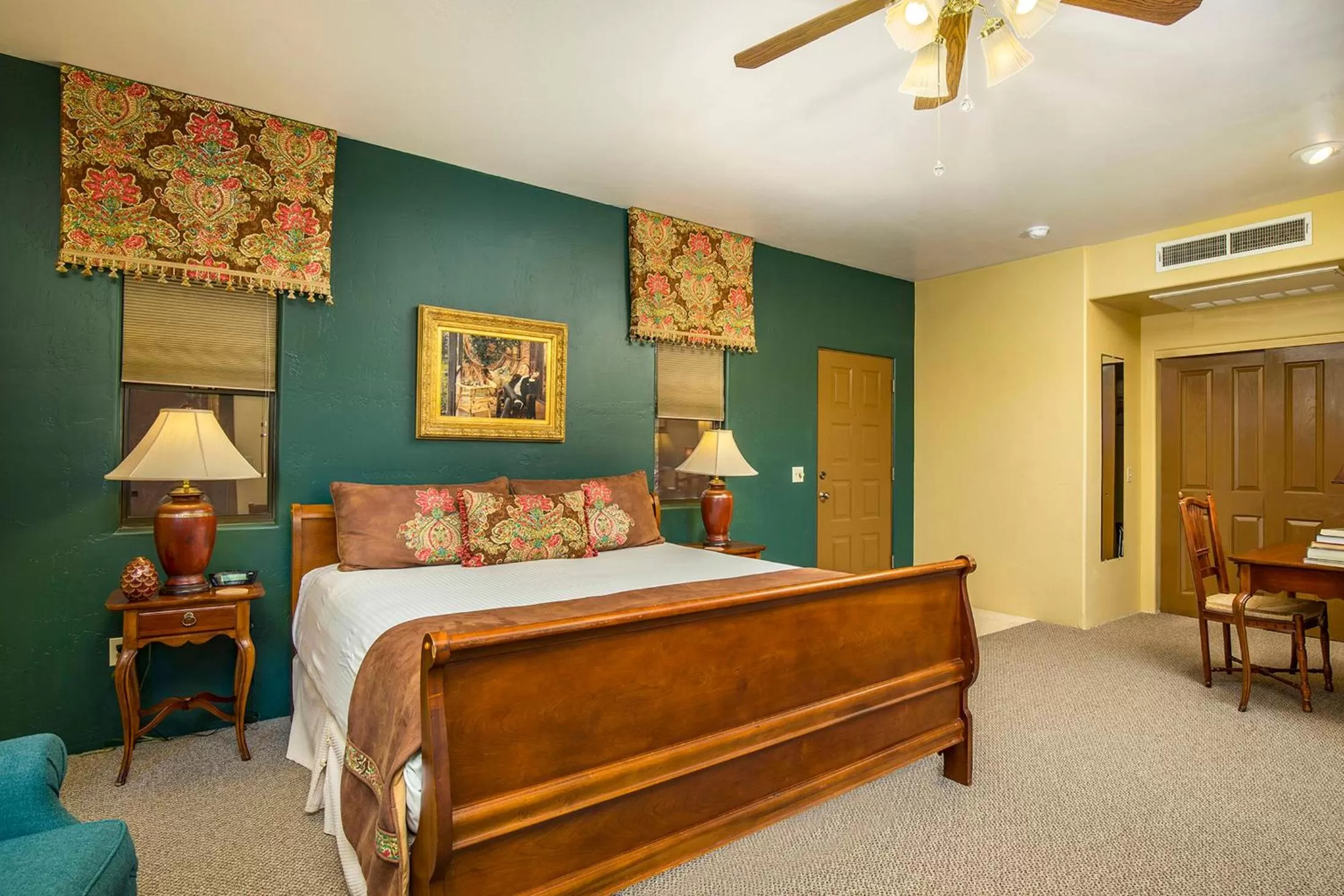 Bed in Alma De Sedona Inn B&B