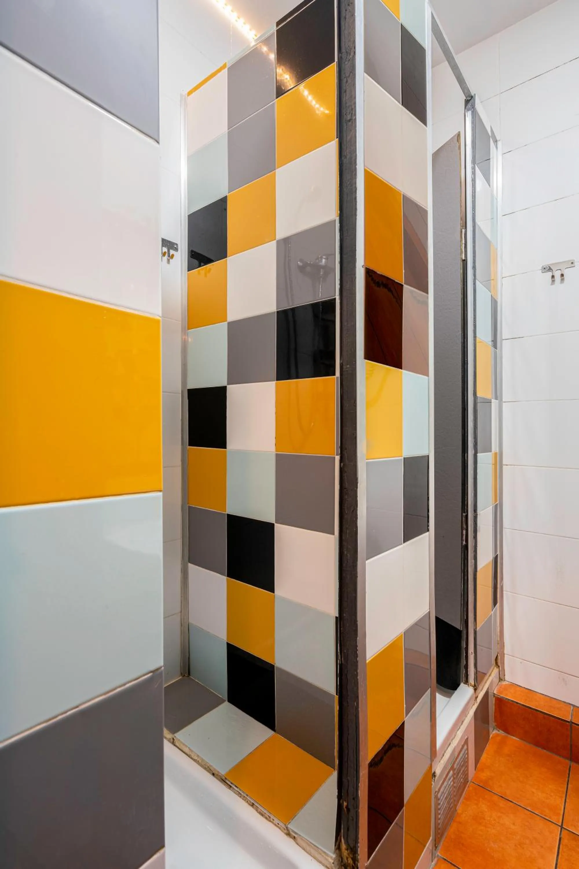 Shower in Casa Barcelo Hostel Barcelona