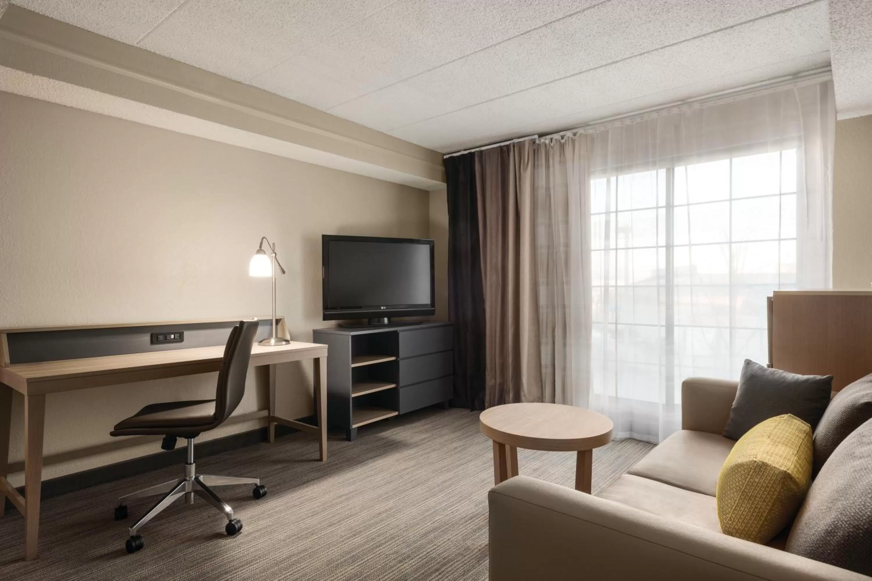 Living room in Country Inn & Suites by Radisson, Chicago-Hoffman