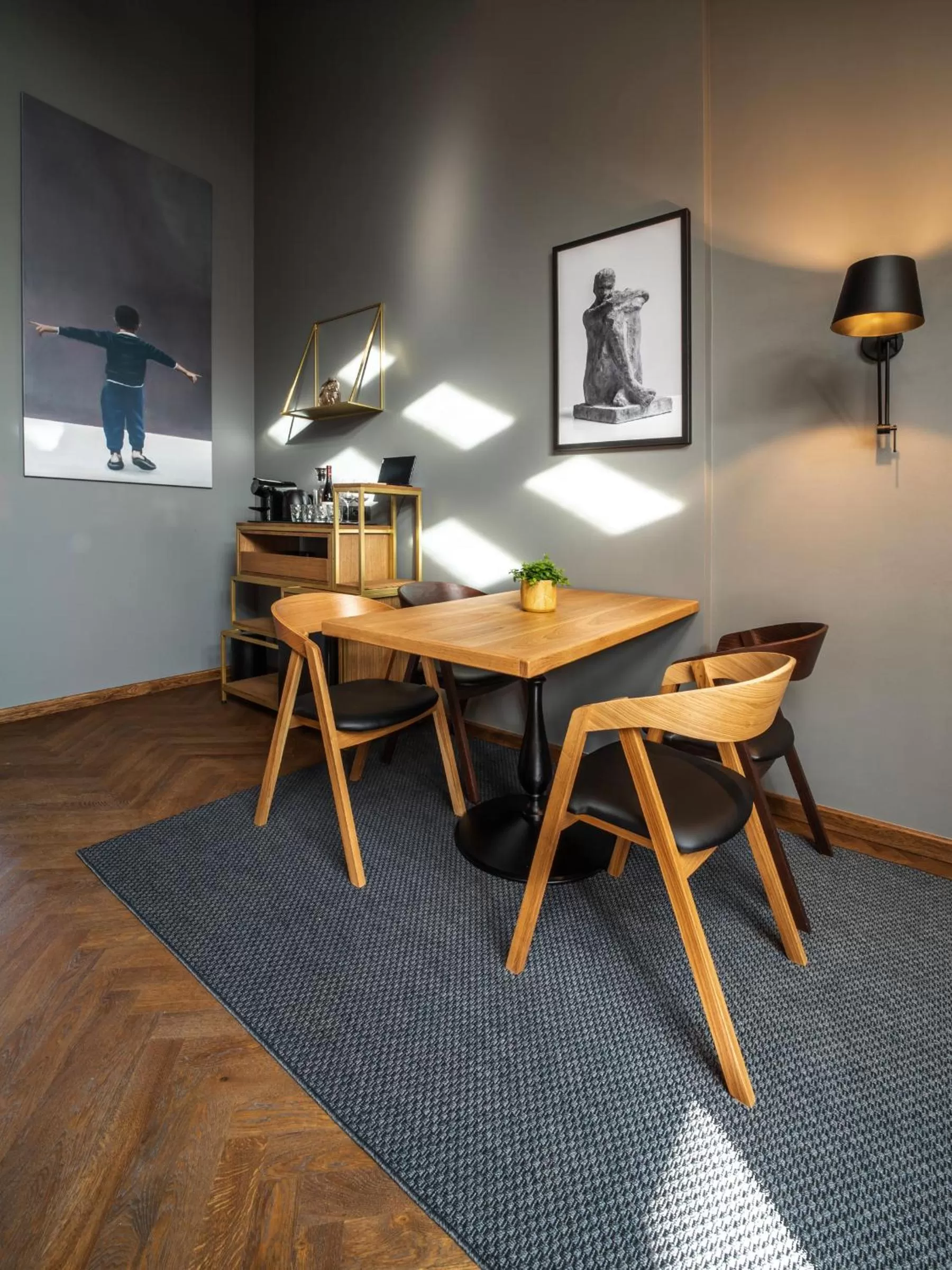 Photo of the whole room in The Viaduct - Suites & More