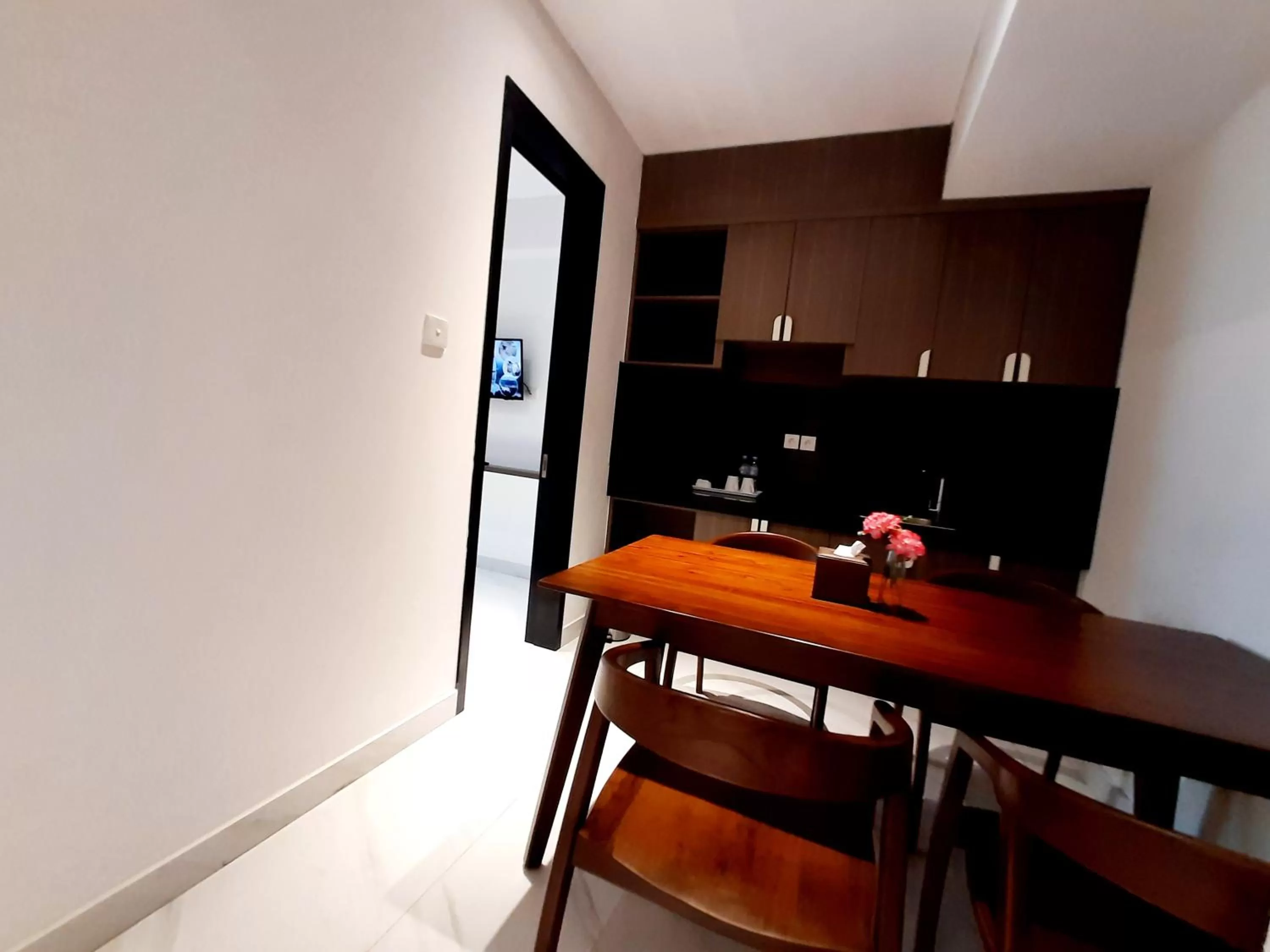 Dining area, Kitchen/Kitchenette in Shakti Hotel Bandung