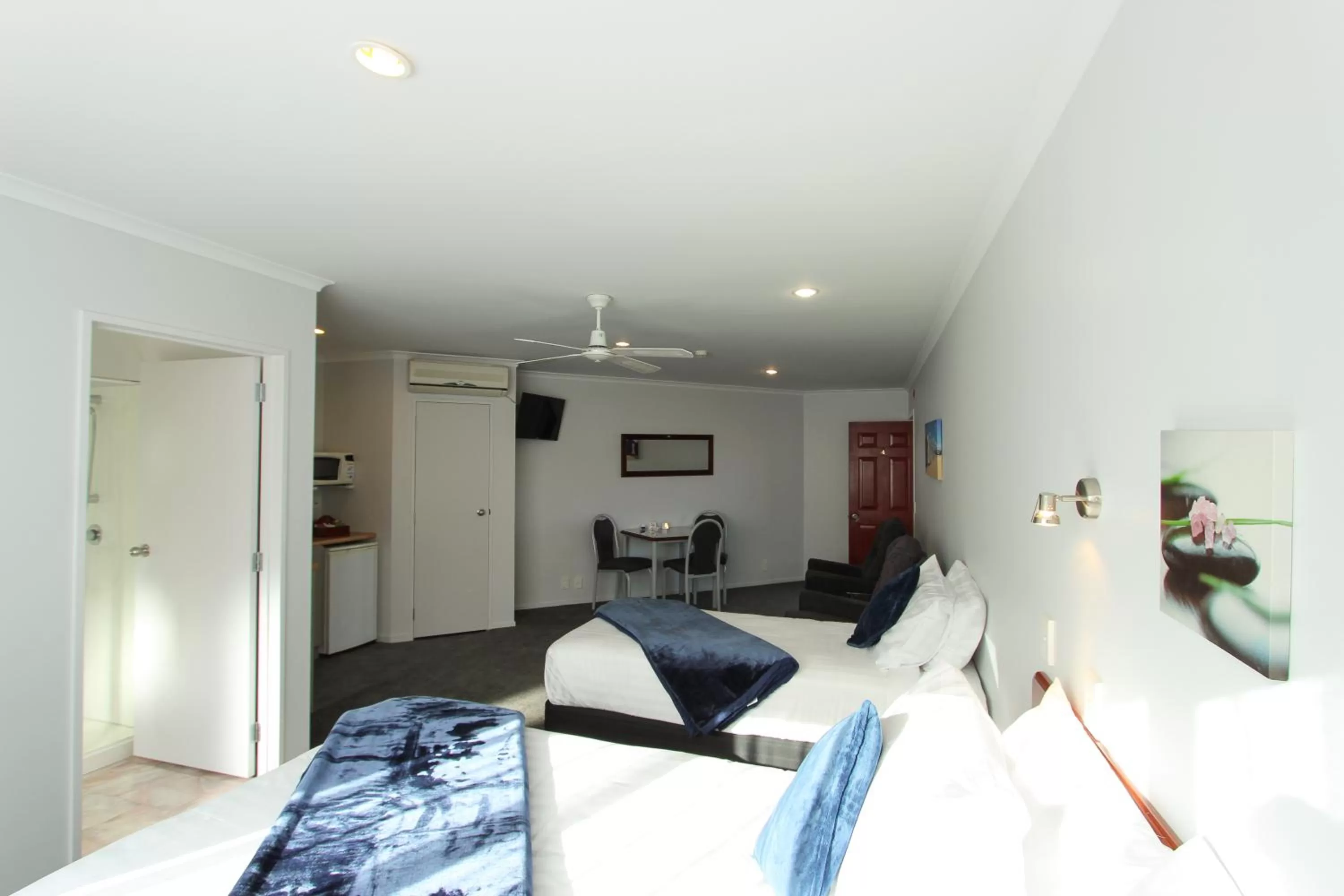 Deluxe Studio with Bath in BK's Magnolia Motor Lodge