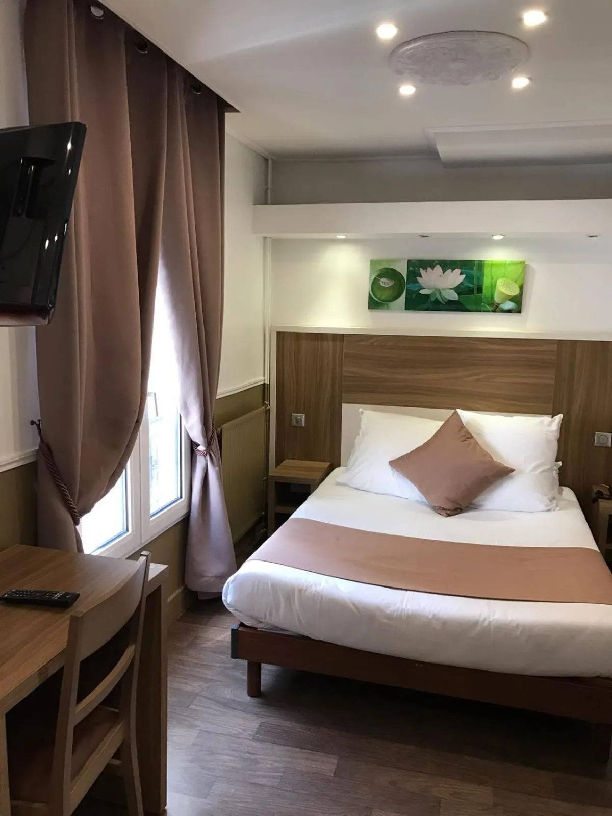 Bed in Grand Hotel Nouvel Opera