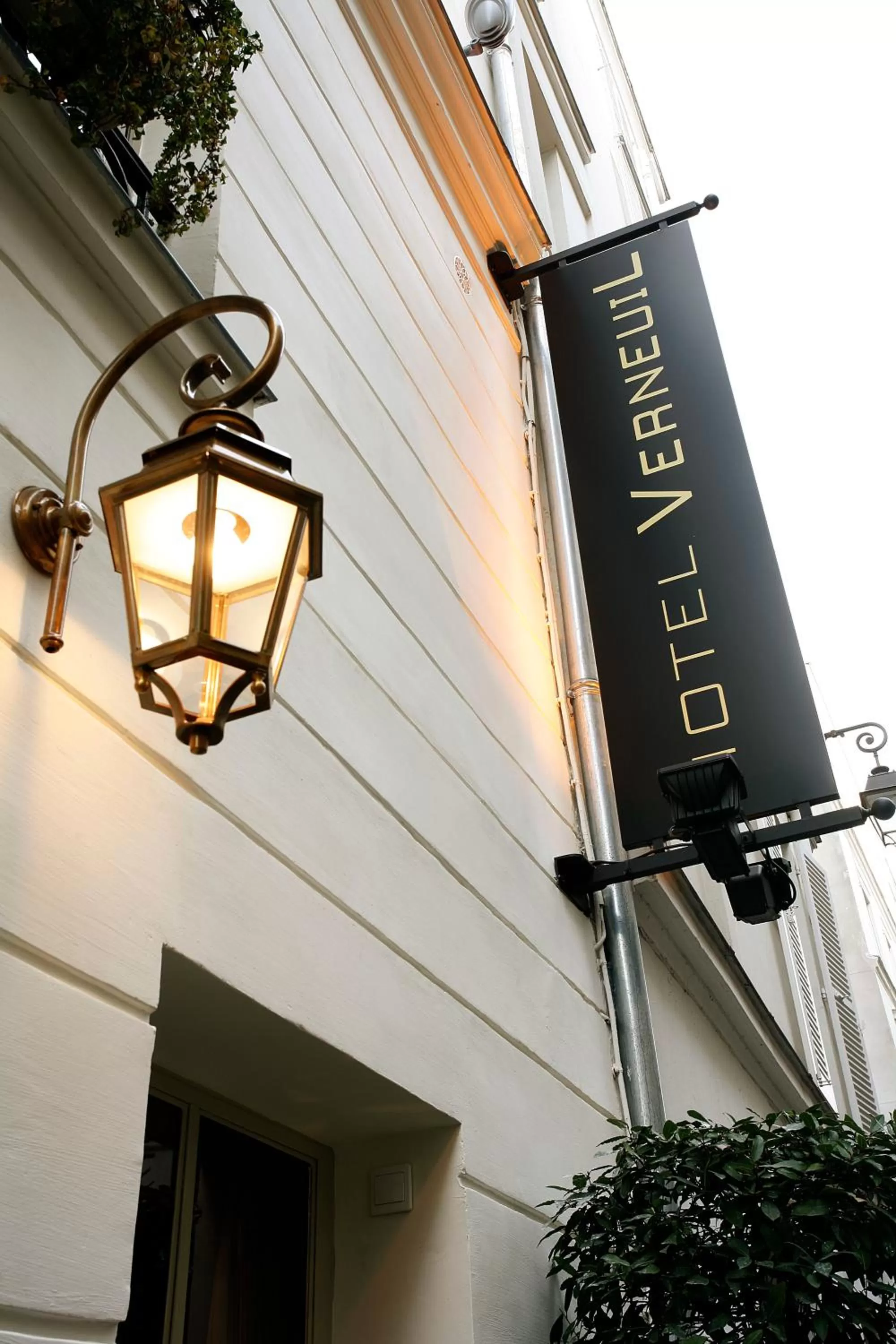 Property building in Hotel Verneuil Saint Germain