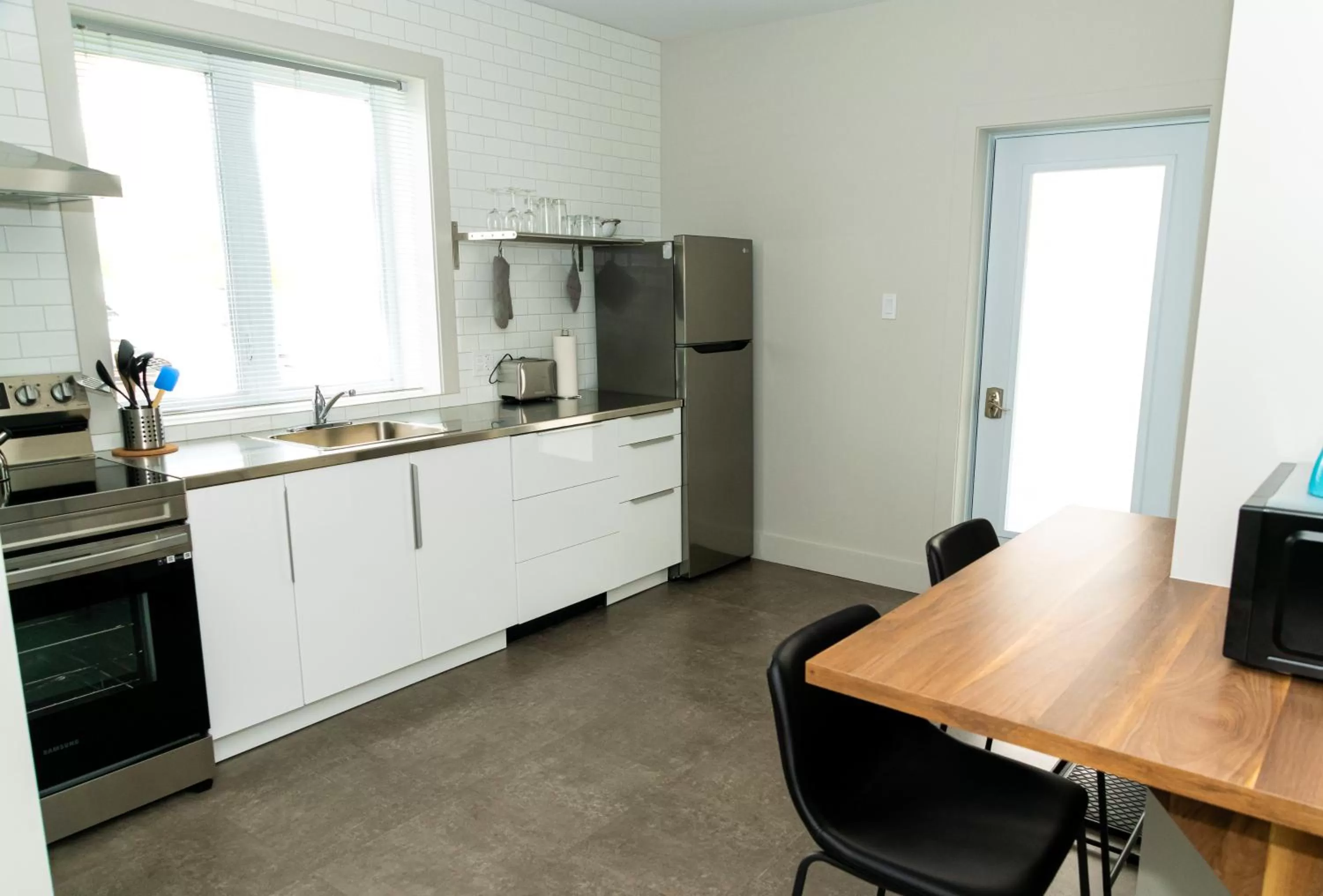 Kitchen or kitchenette in Morel Executive Suites