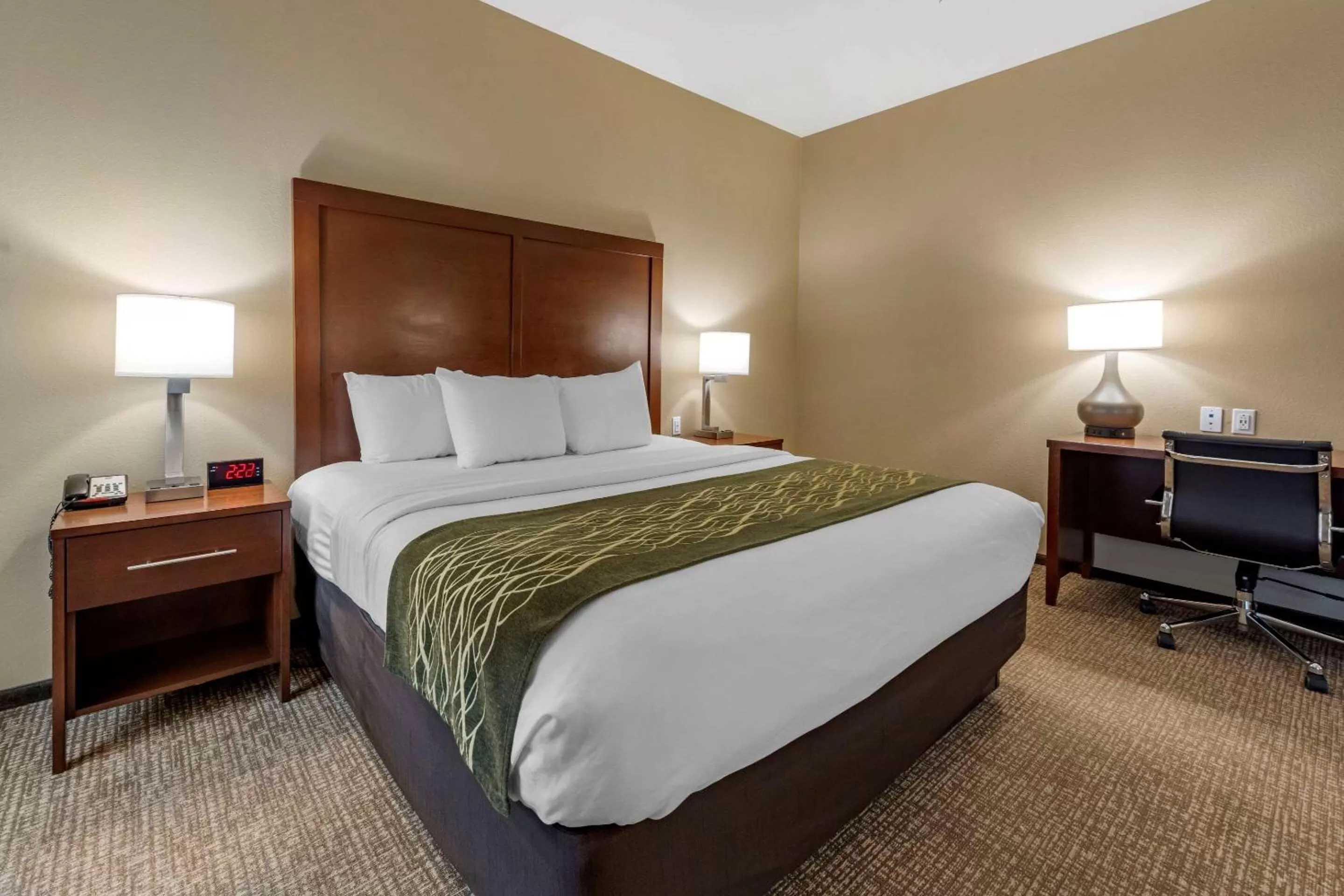 Photo of the whole room, Bed in Comfort Inn & Suites Pittsburgh South