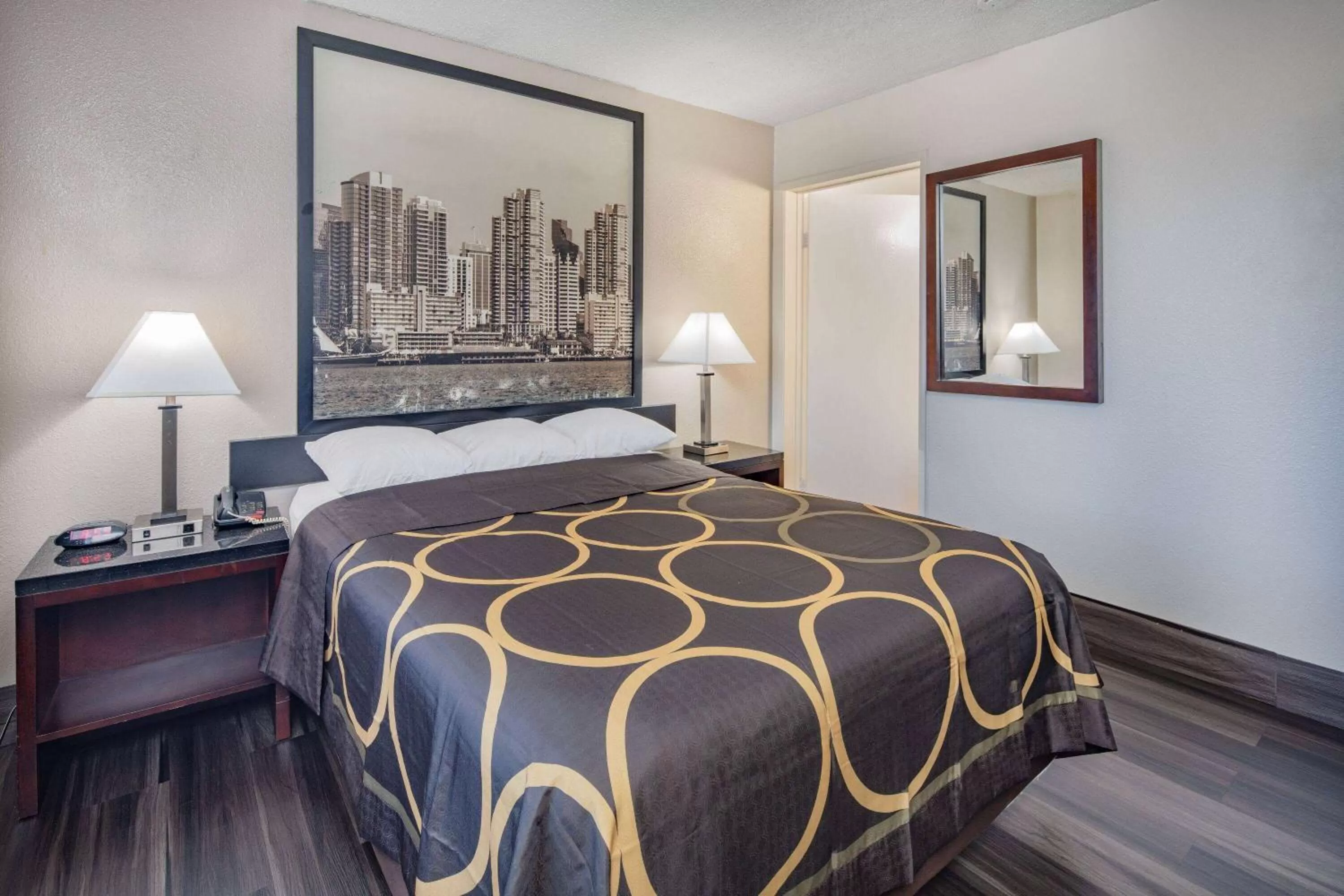 Photo of the whole room, Bed in Super 8 by Wyndham San Diego Hotel Circle